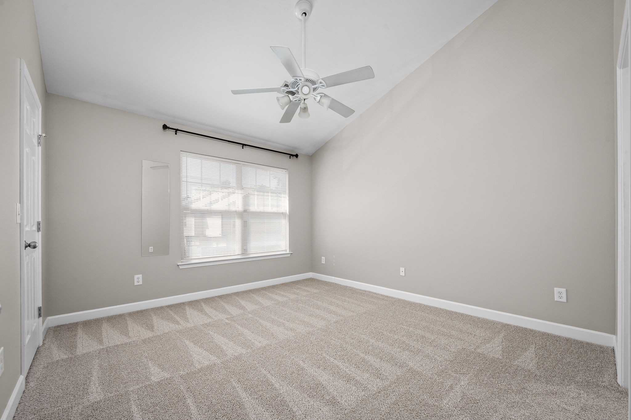105 4th Ave Unit: 105