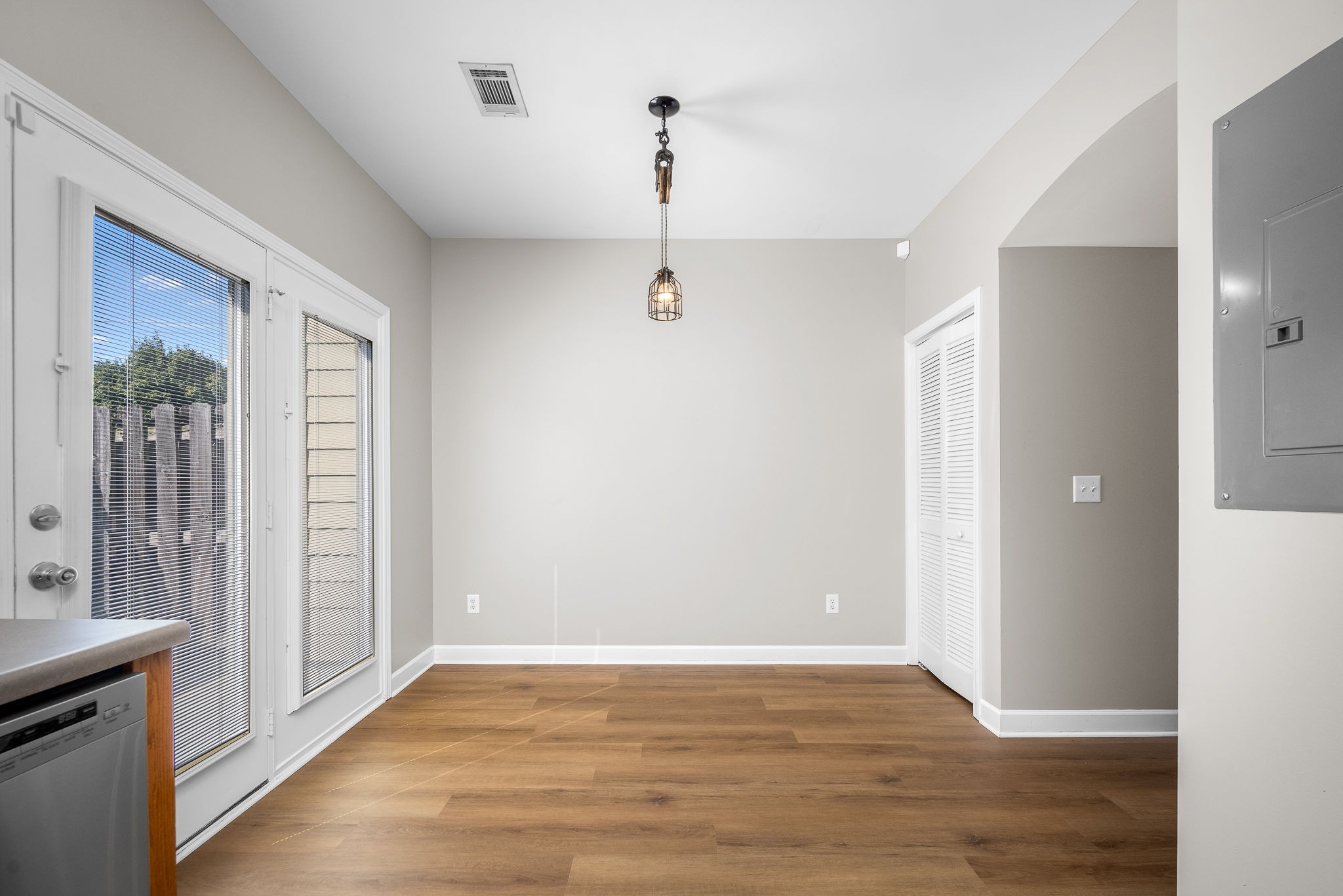 105 4th Ave Unit: 105
