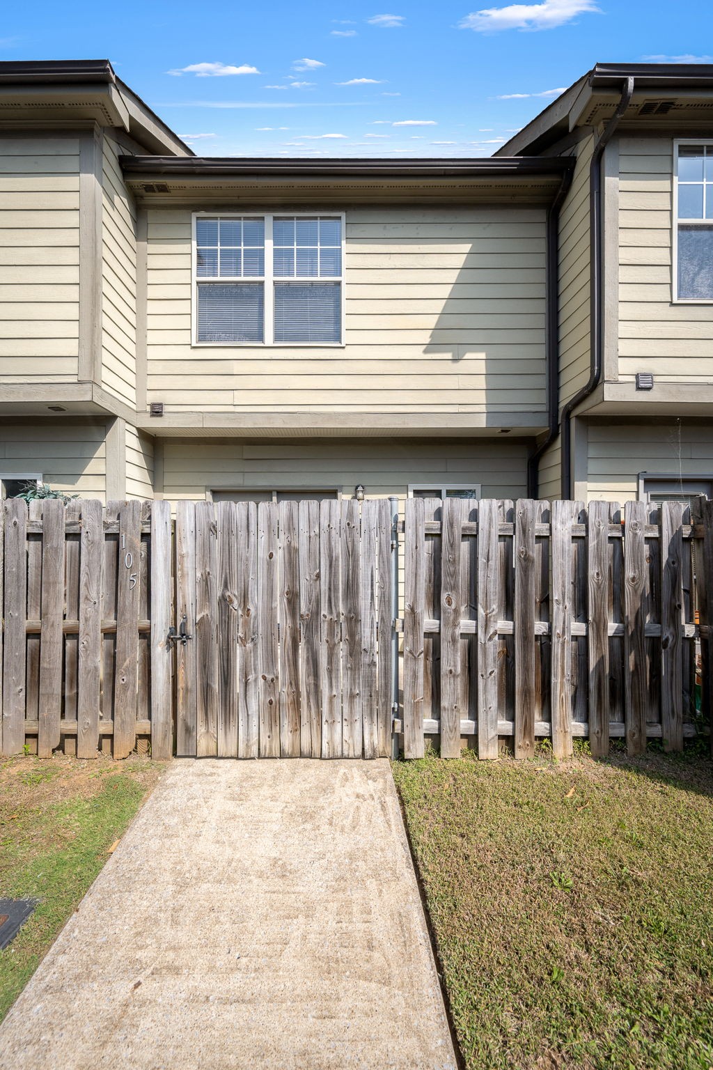 105 4th Ave Unit: 105