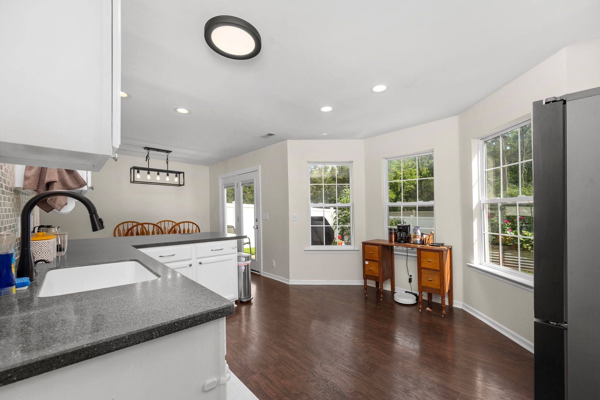 3434 Leslie Ln