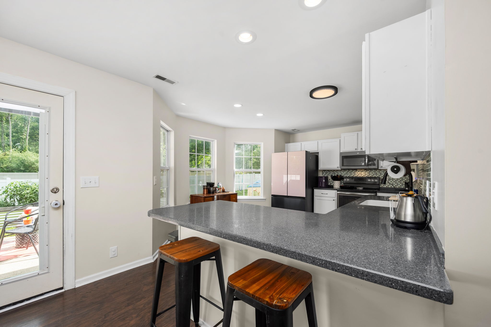 3434 Leslie Ln