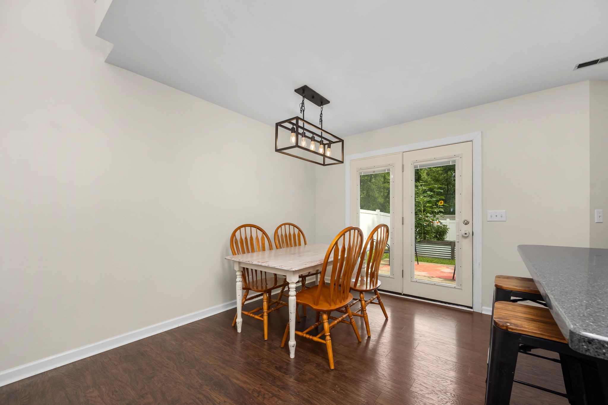 3434 Leslie Ln