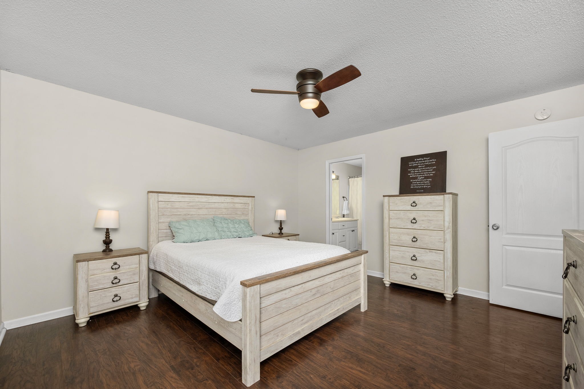 3434 Leslie Ln