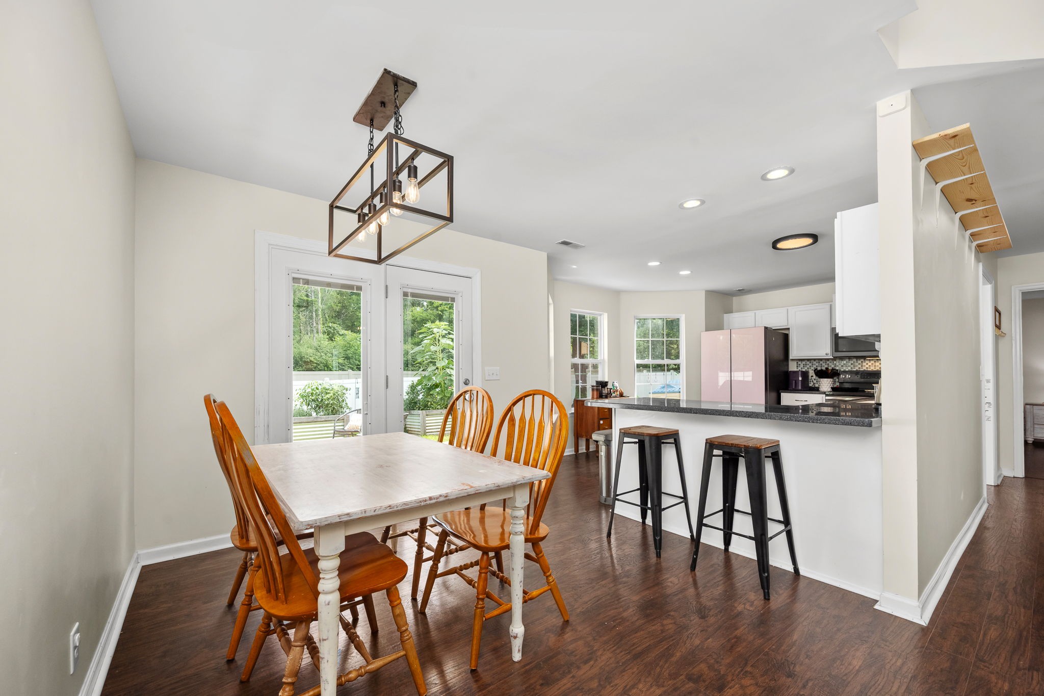 3434 Leslie Ln