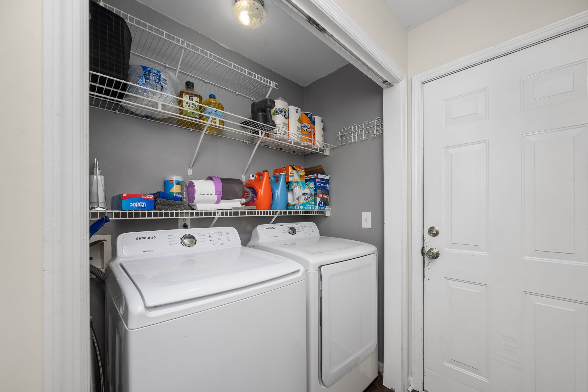 3434 Leslie Ln