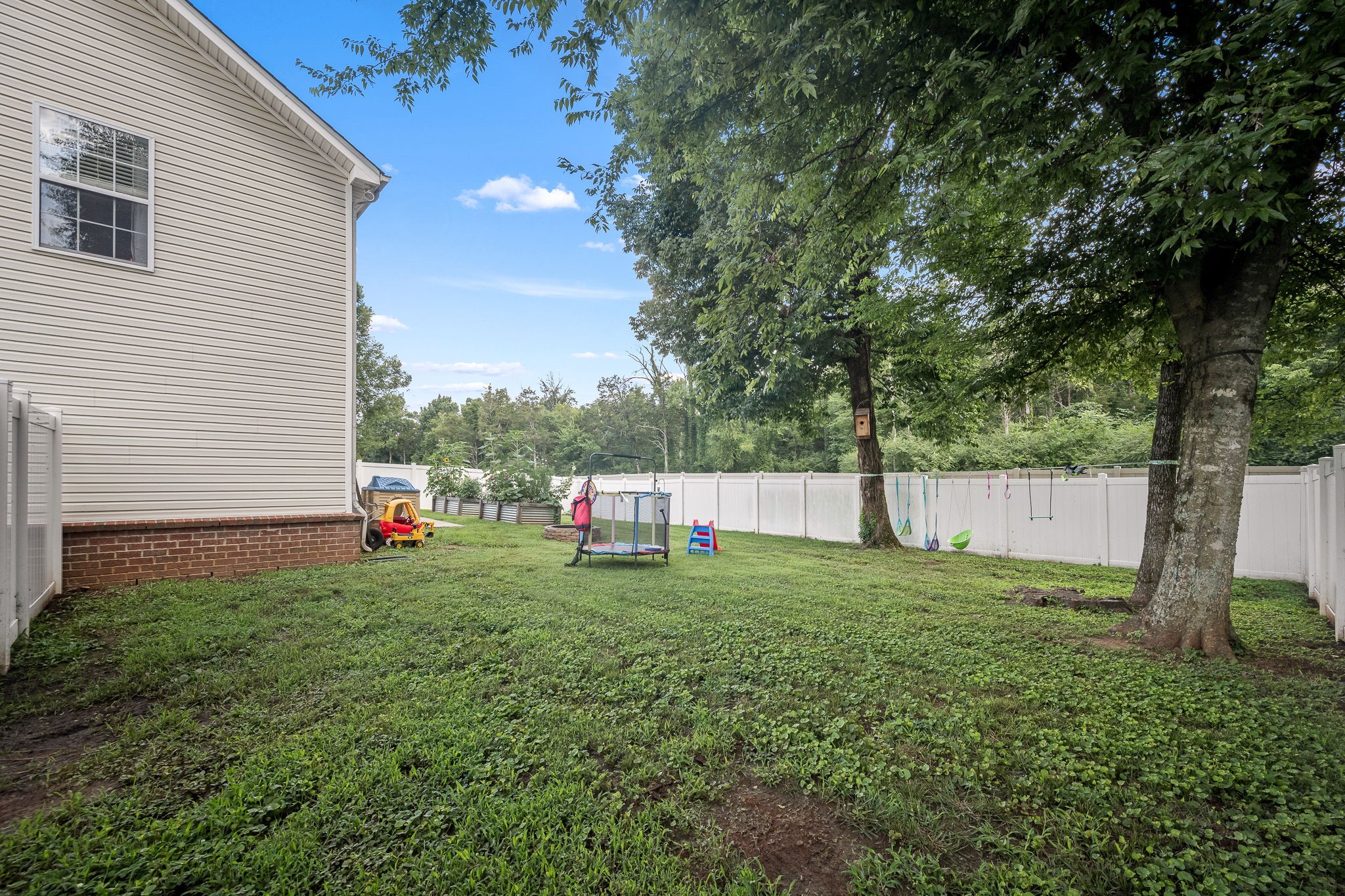 3434 Leslie Ln