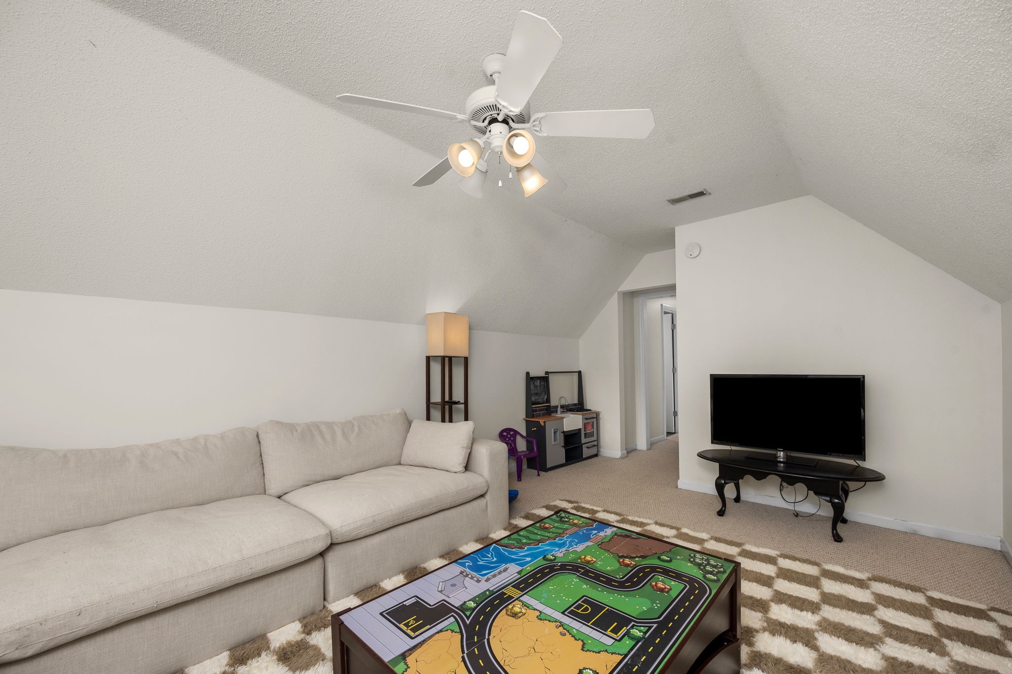 3434 Leslie Ln