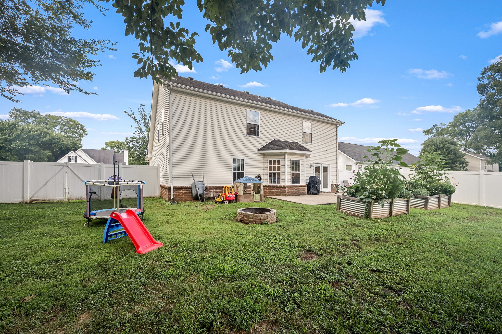 3434 Leslie Ln
