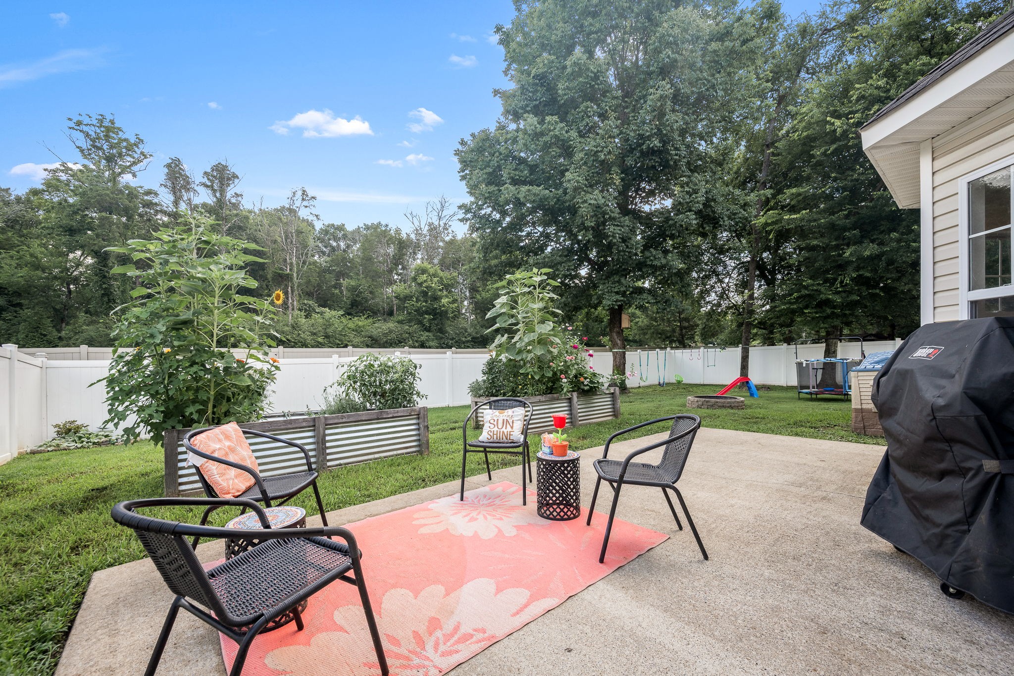 3434 Leslie Ln
