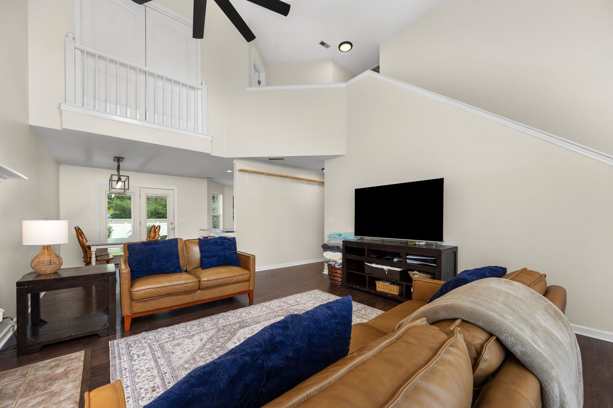 3434 Leslie Ln