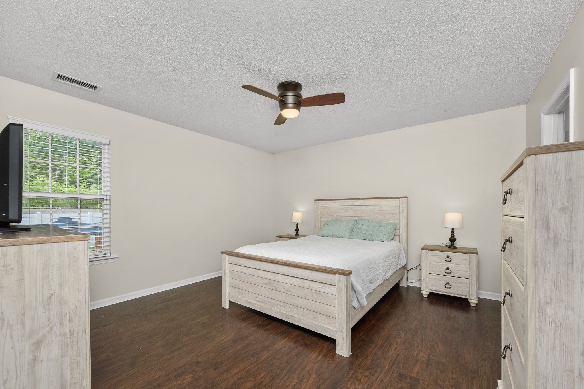 3434 Leslie Ln
