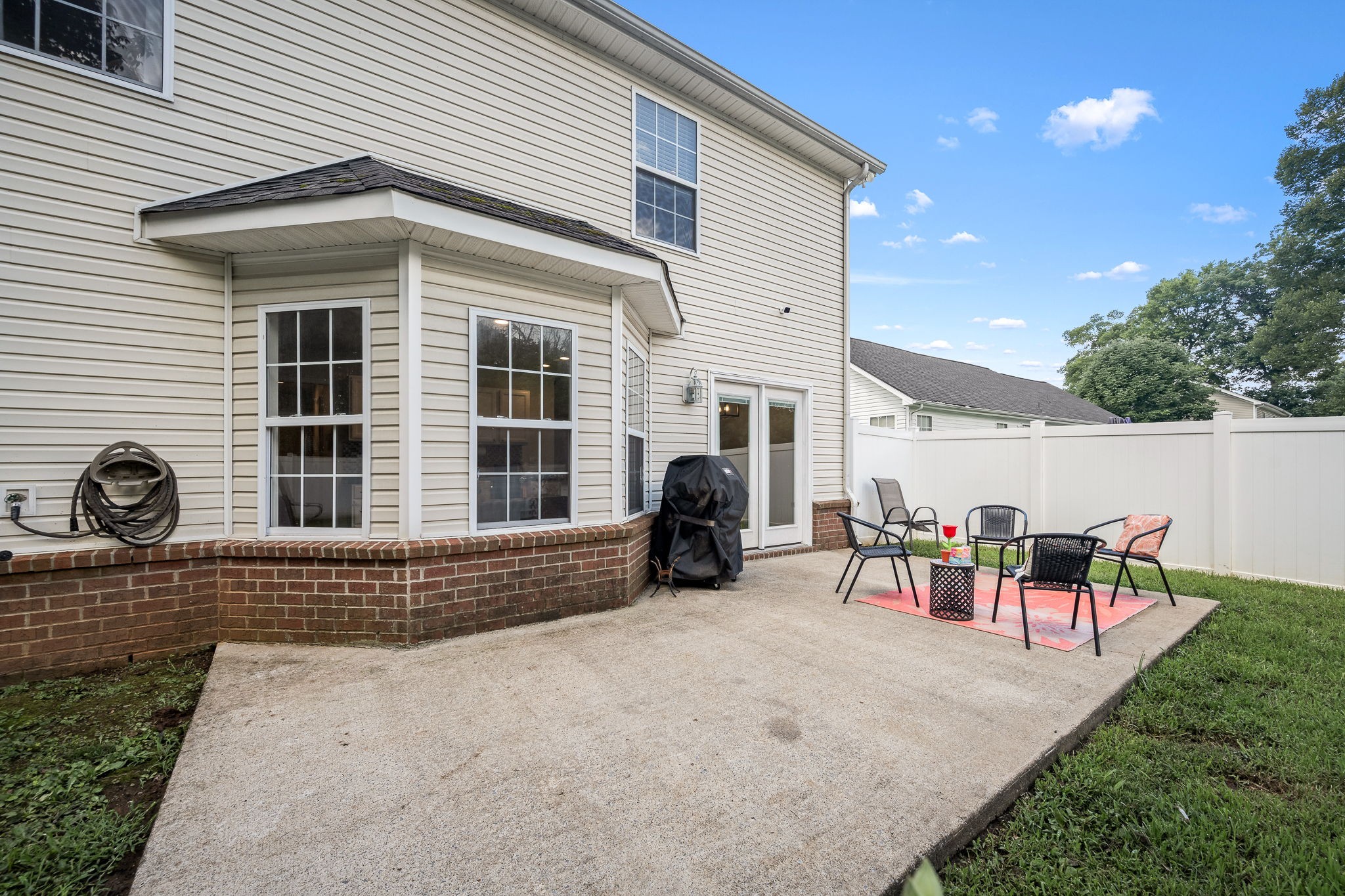 3434 Leslie Ln