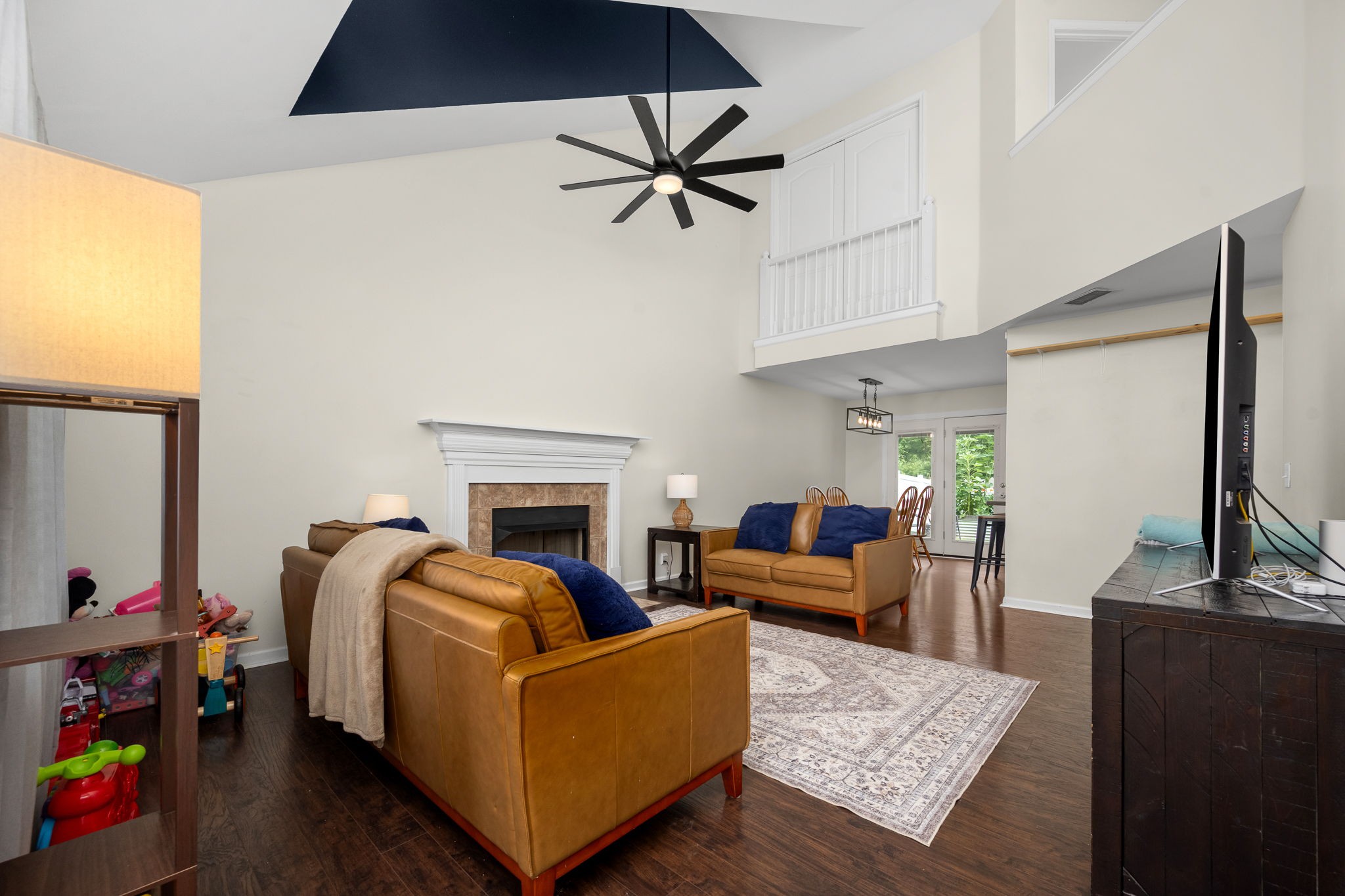 3434 Leslie Ln