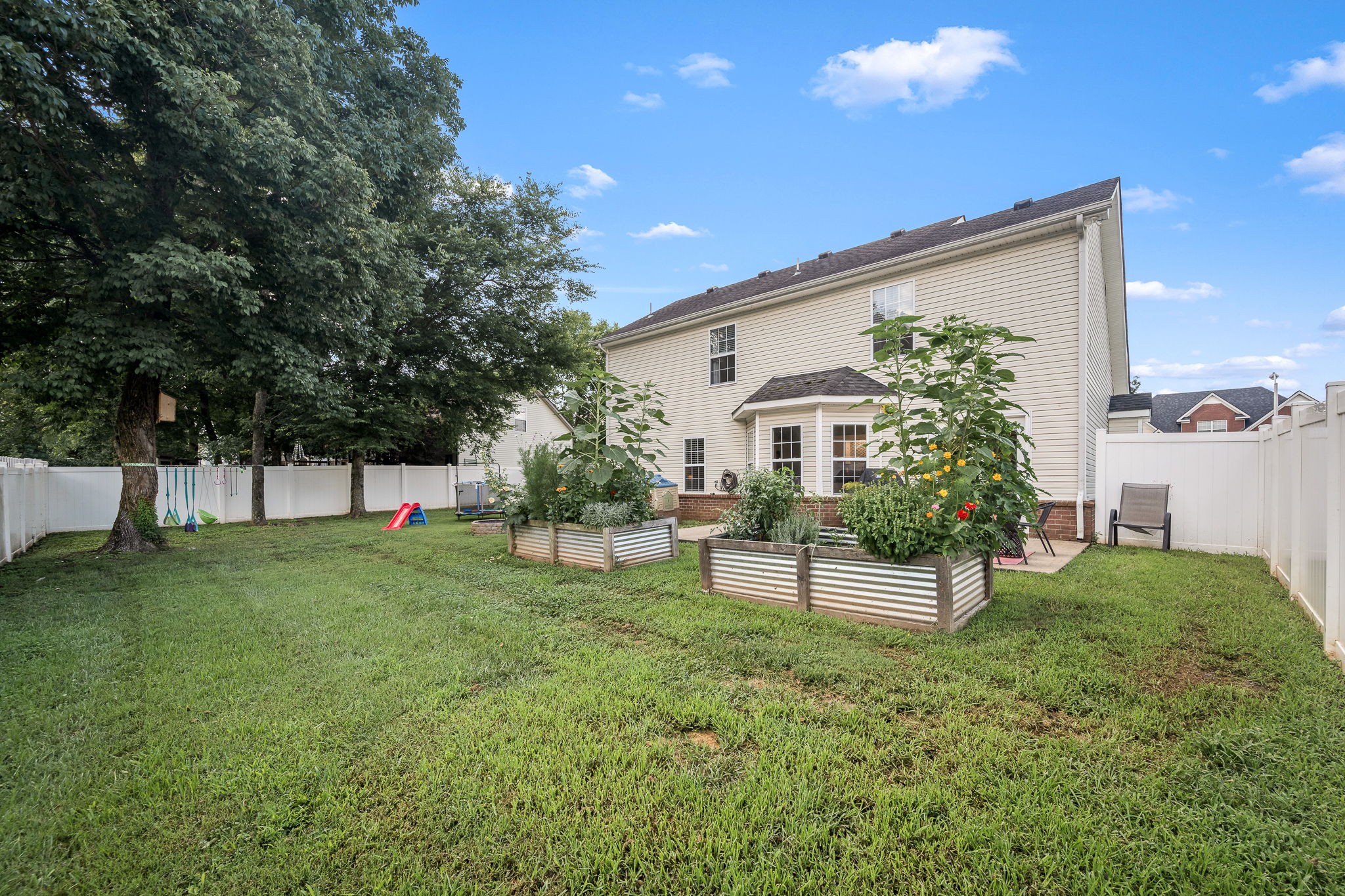 3434 Leslie Ln