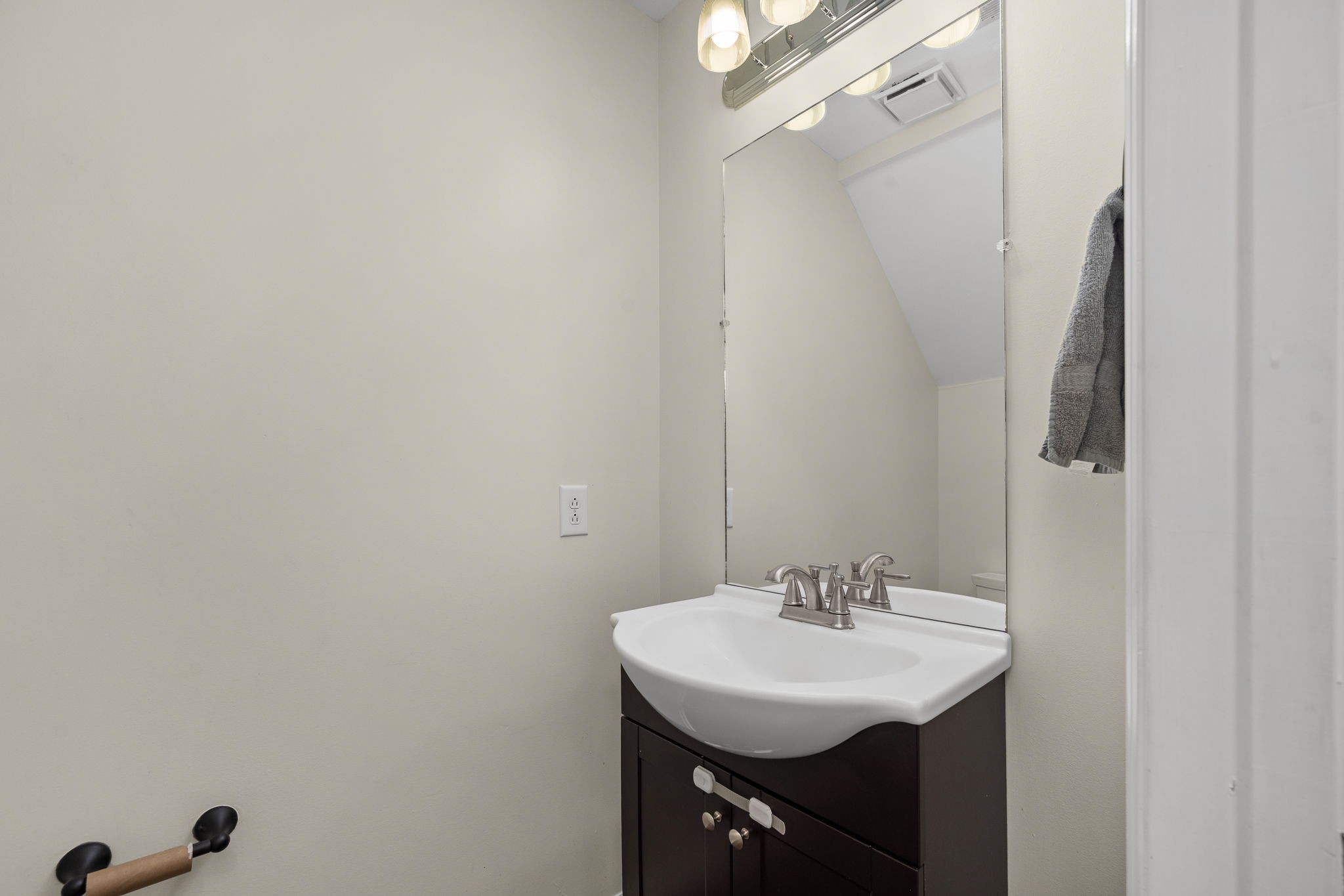 3434 Leslie Ln