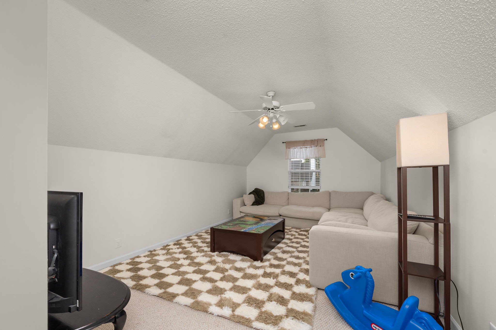 3434 Leslie Ln
