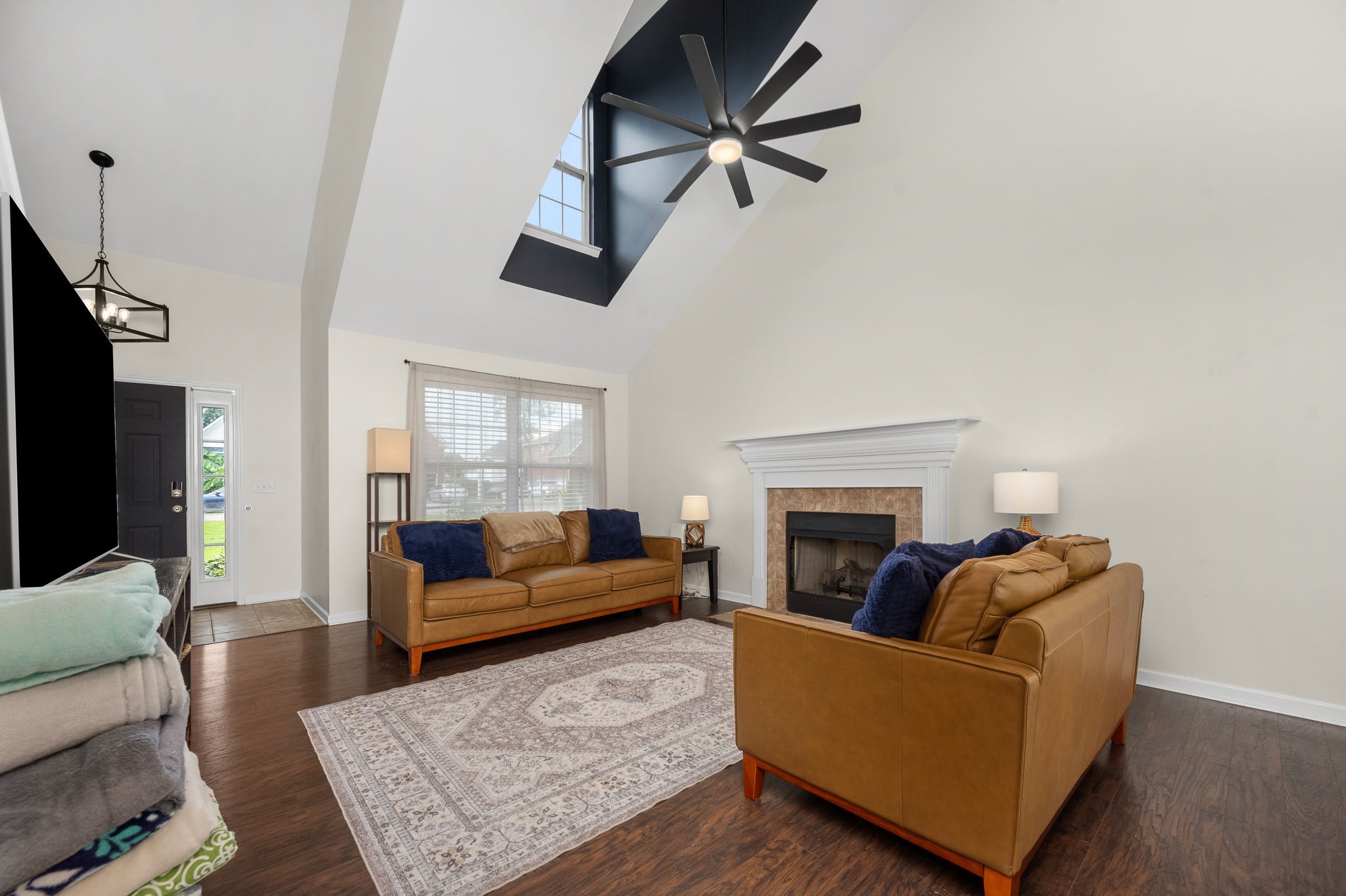 3434 Leslie Ln