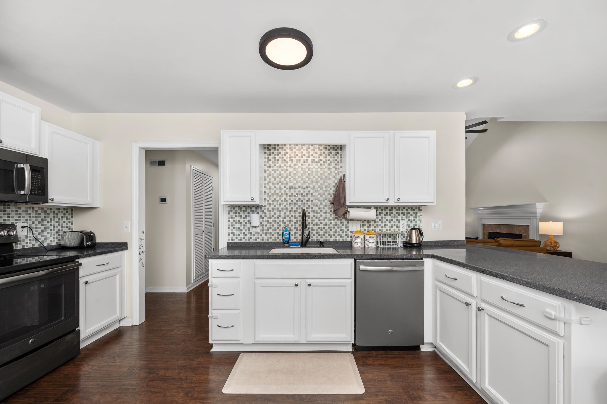 3434 Leslie Ln