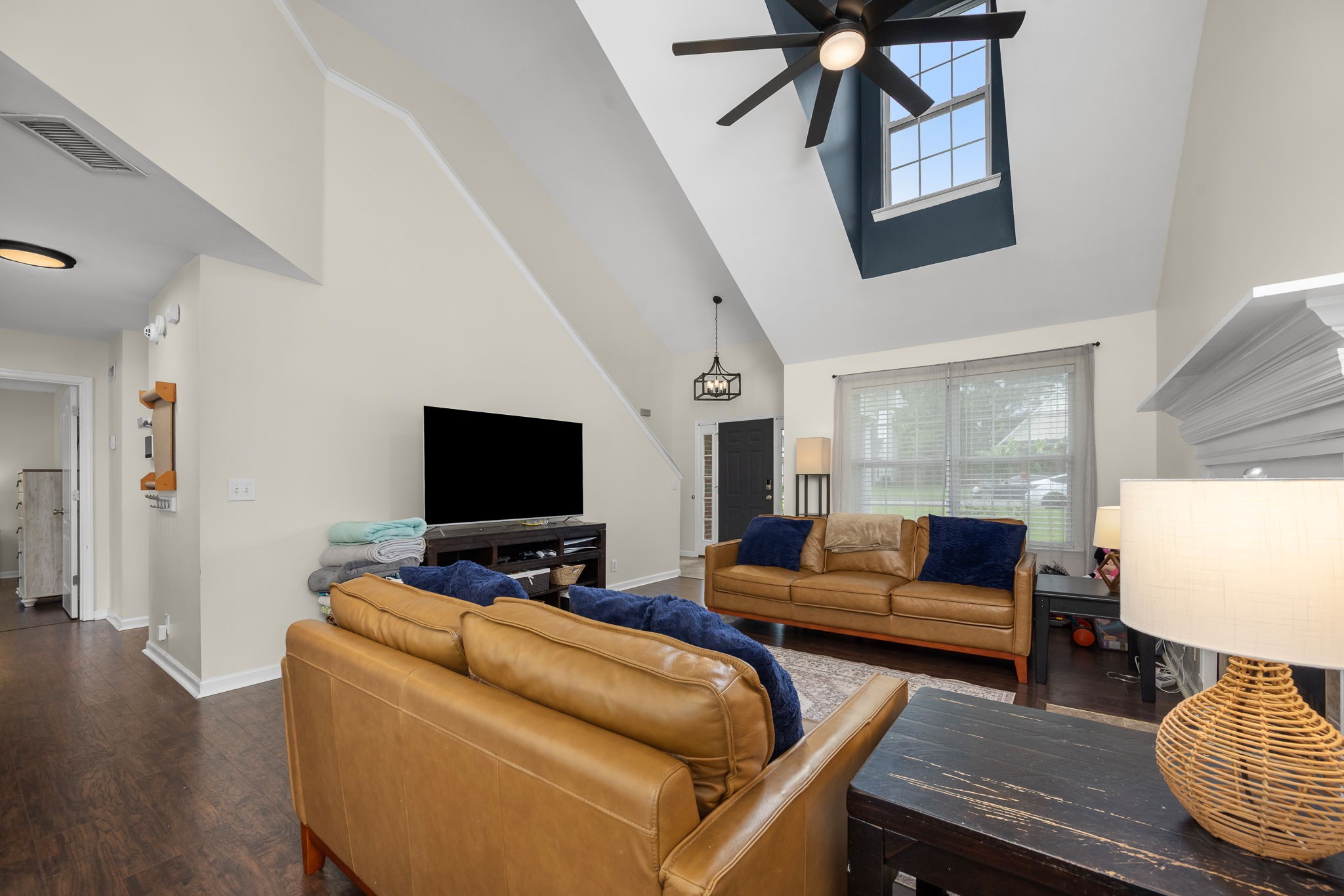 3434 Leslie Ln