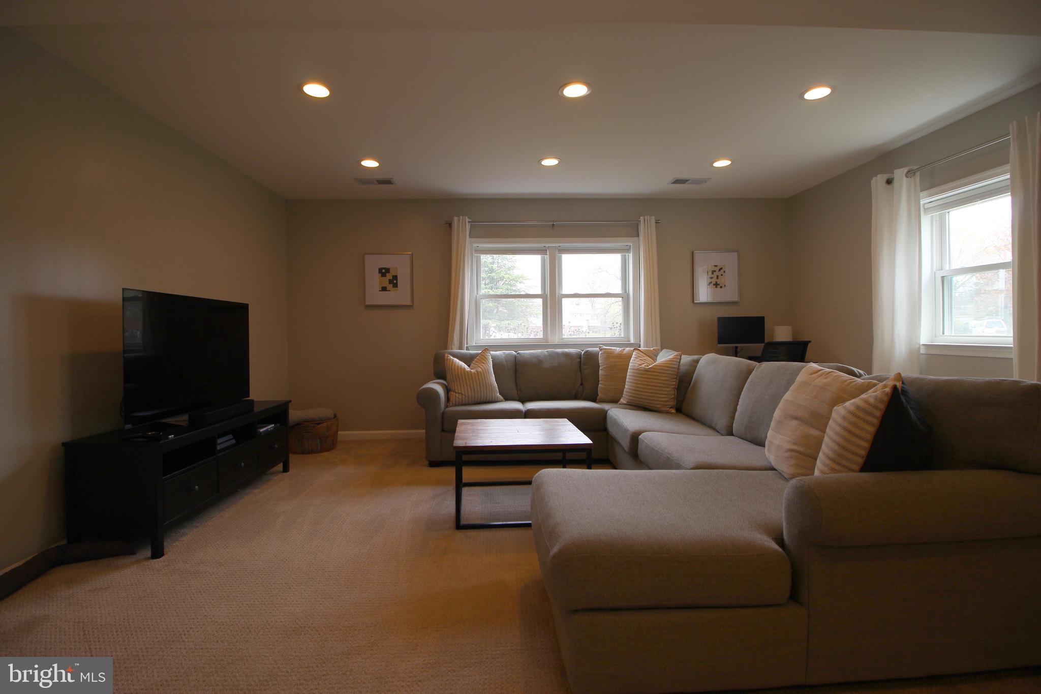 5915 LARPIN LANE