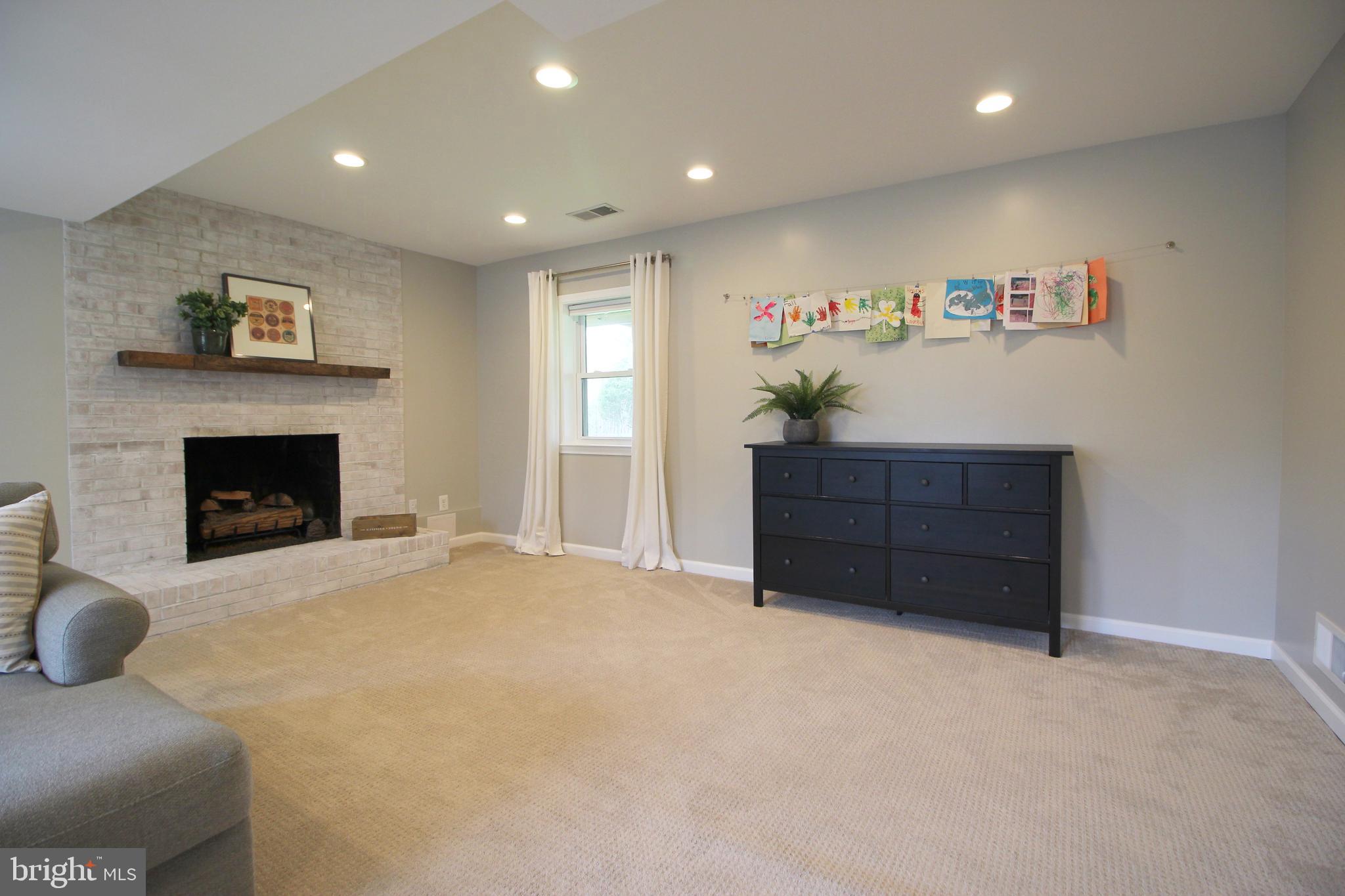 5915 LARPIN LANE