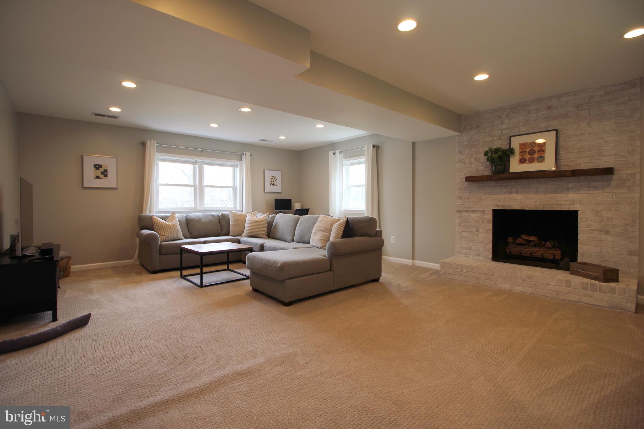 5915 LARPIN LANE