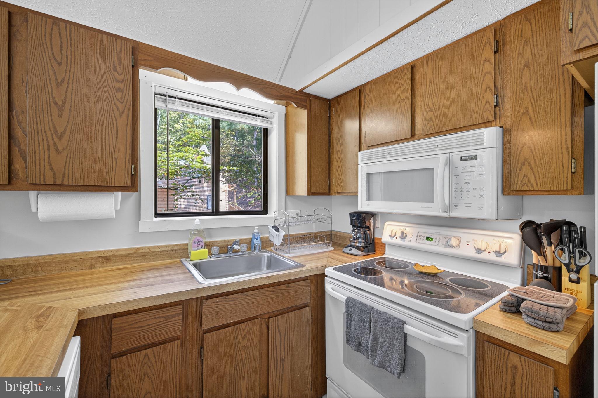 932 DAWN DRIVE