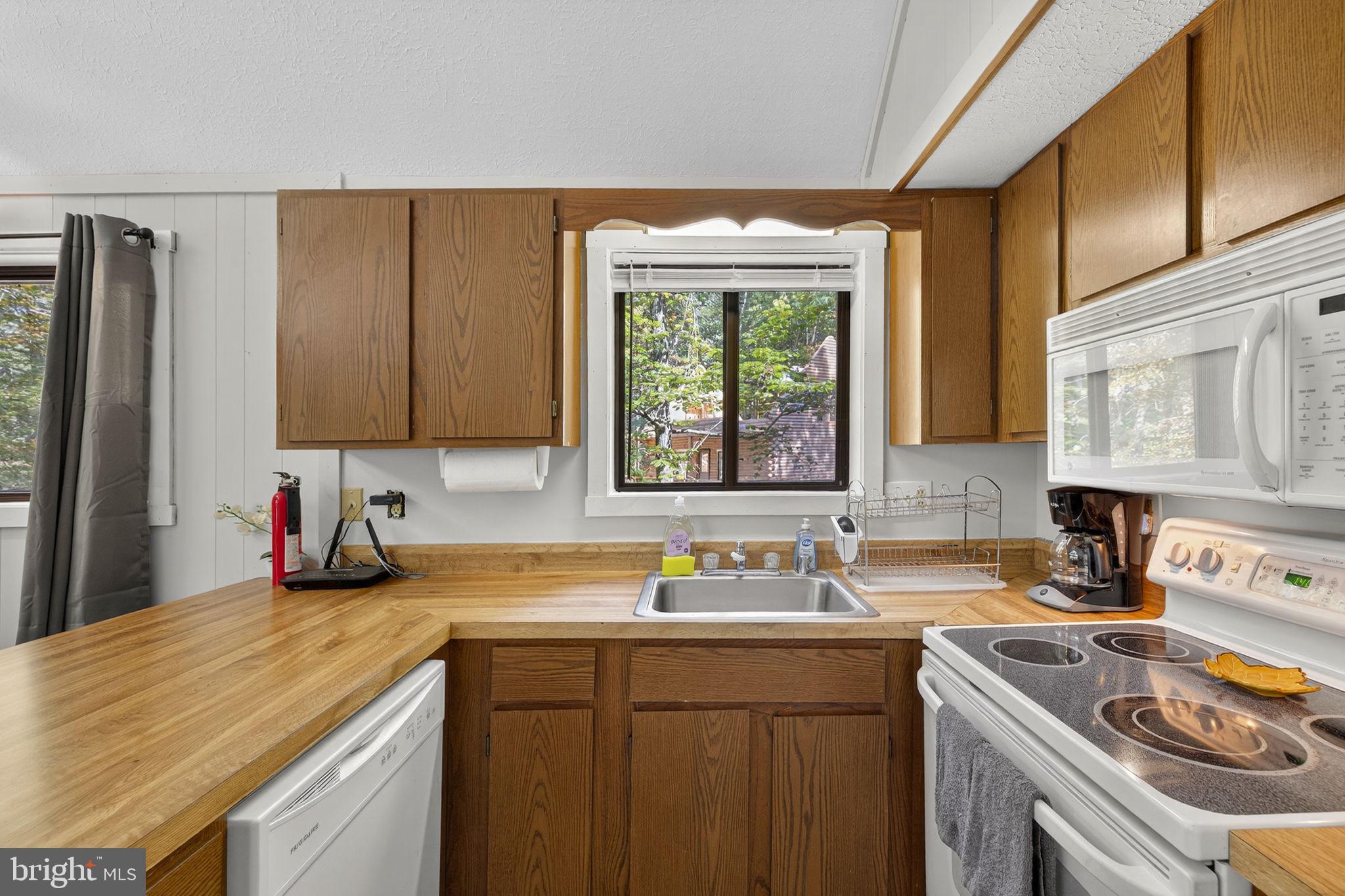 932 DAWN DRIVE