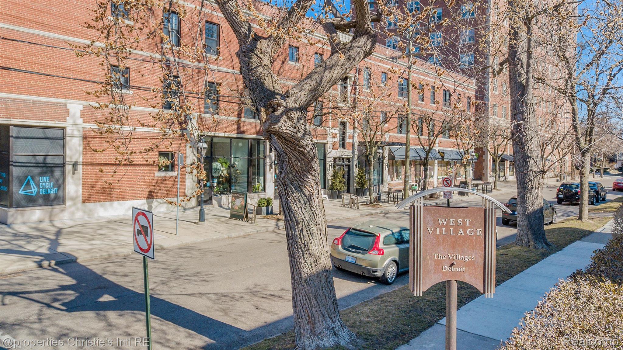 1400 VAN DYKE Street 305