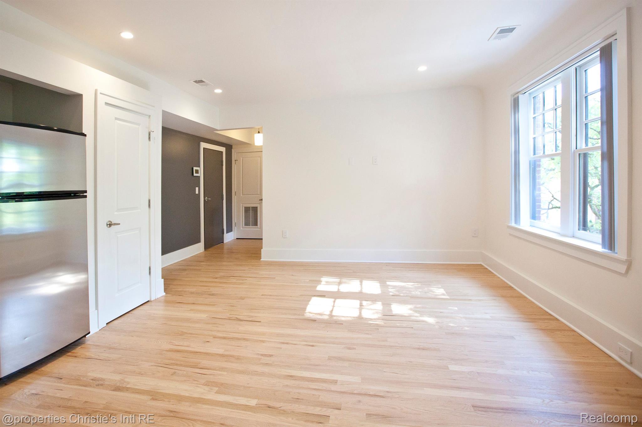 1400 VAN DYKE Street 305