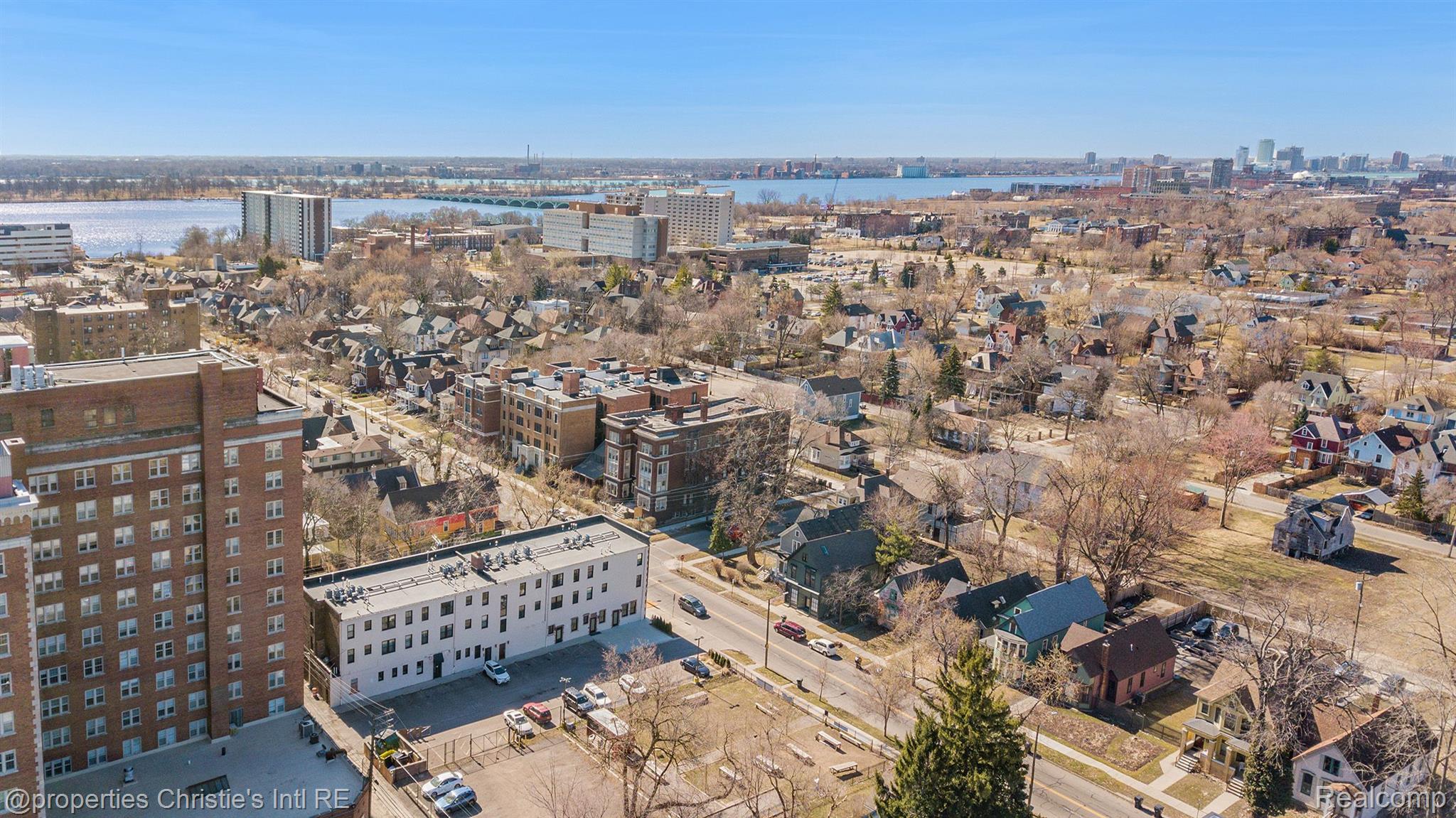 1400 VAN DYKE Street 305