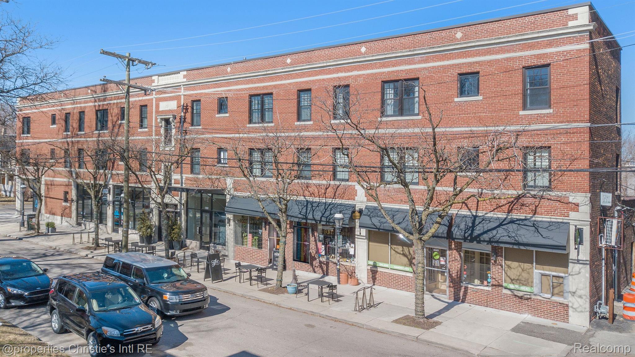 1400 VAN DYKE Street 305