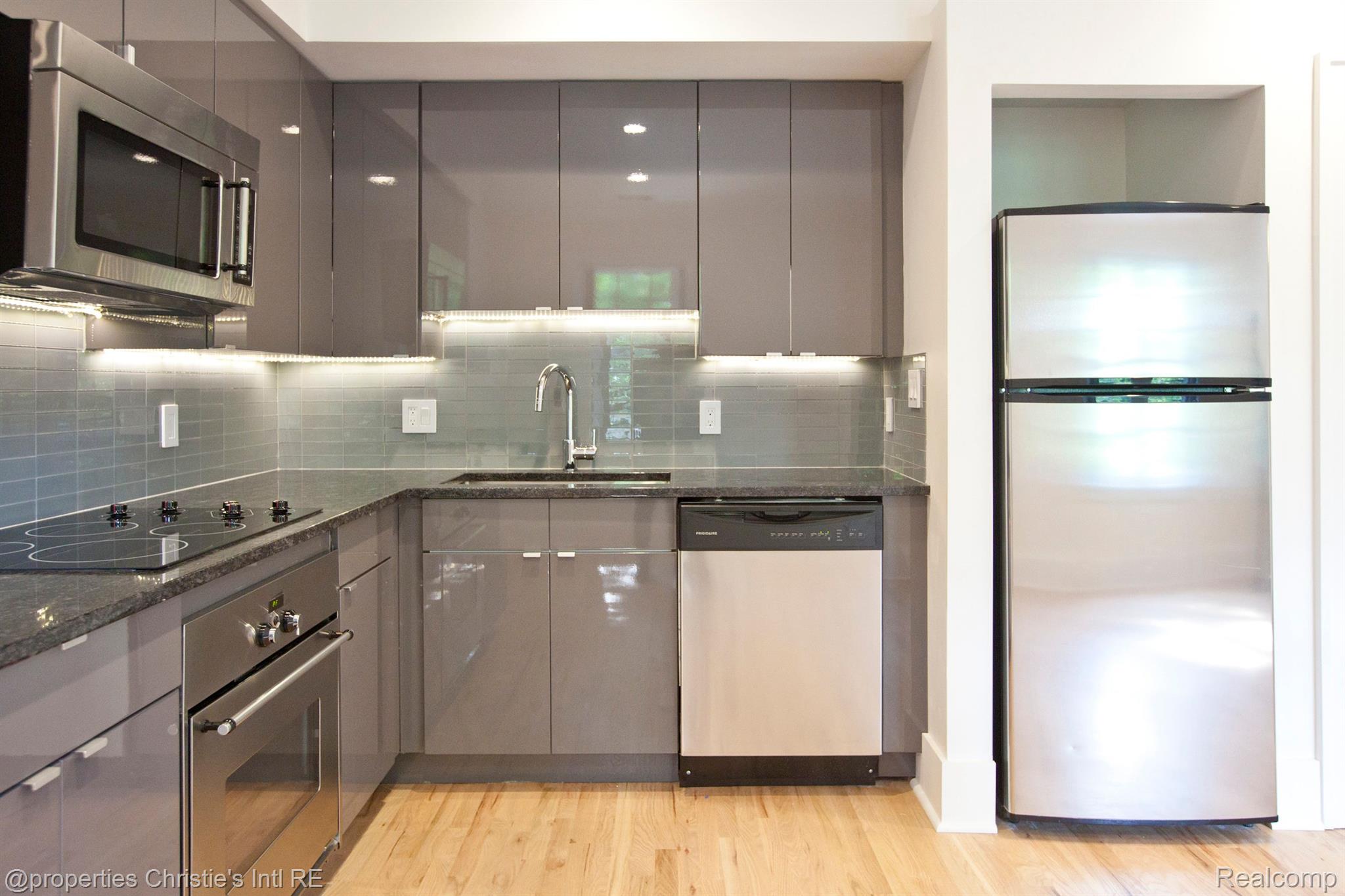 1400 VAN DYKE Street 305