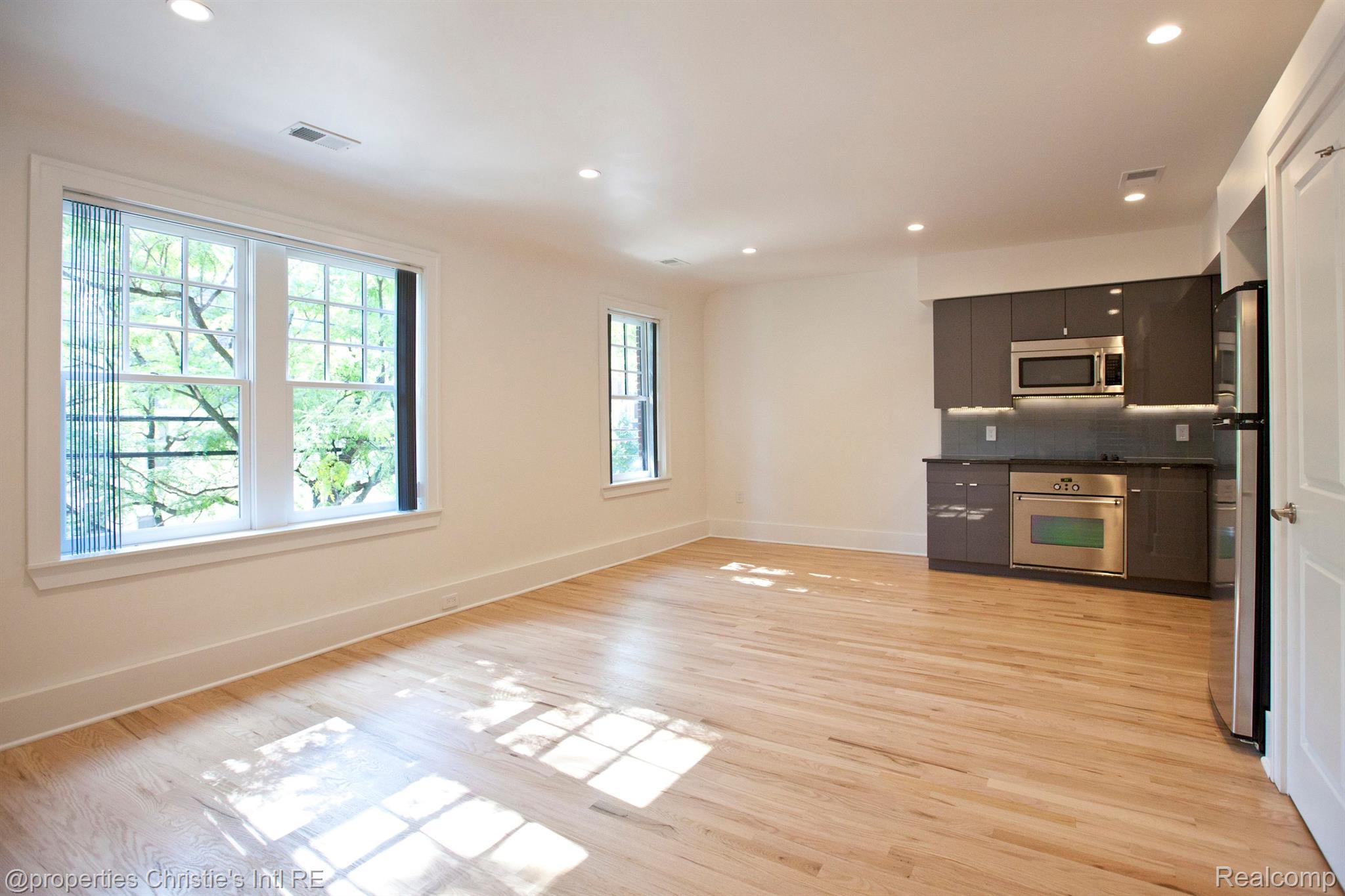 1400 VAN DYKE Street 305