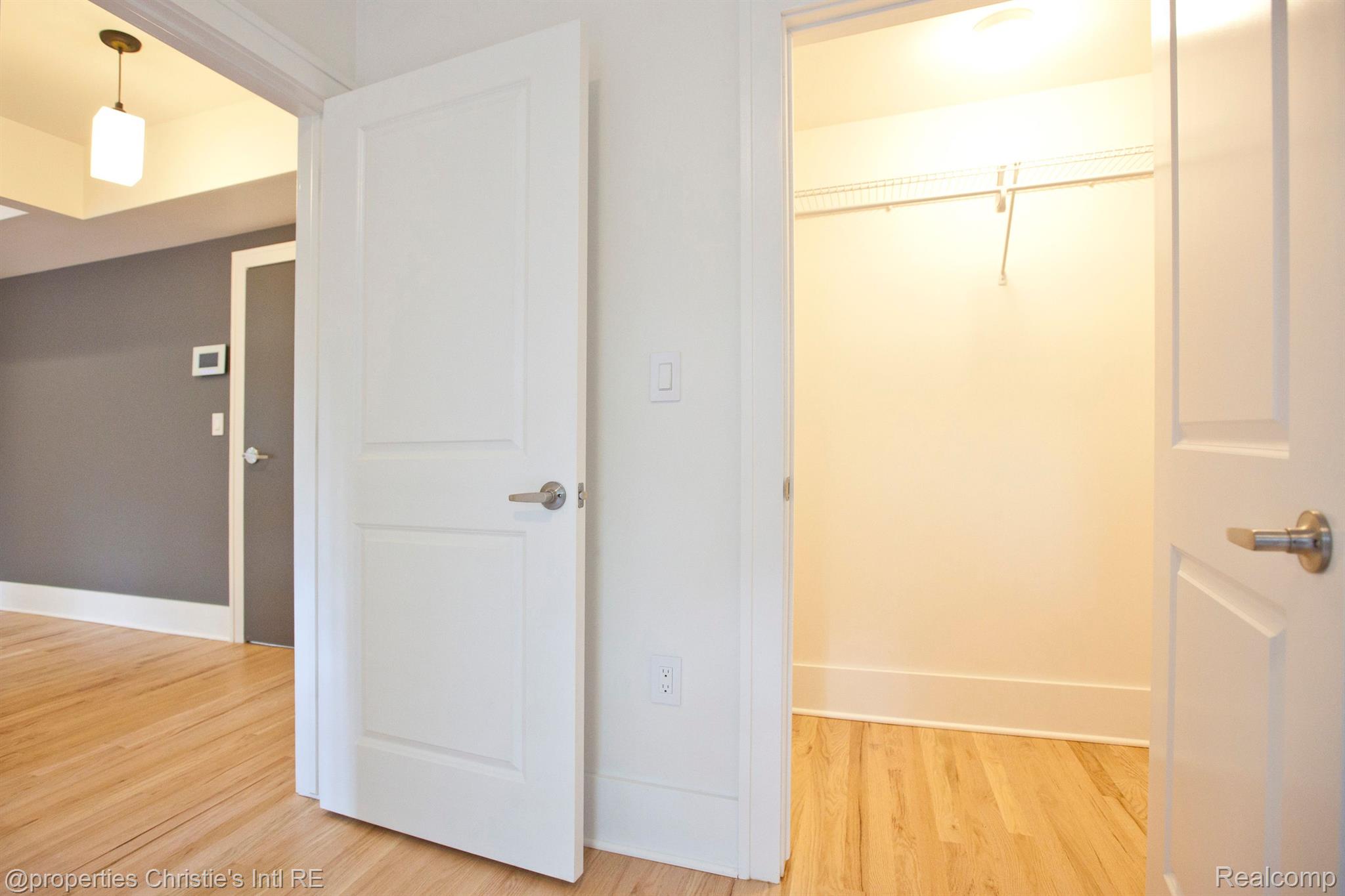 1400 VAN DYKE Street 305