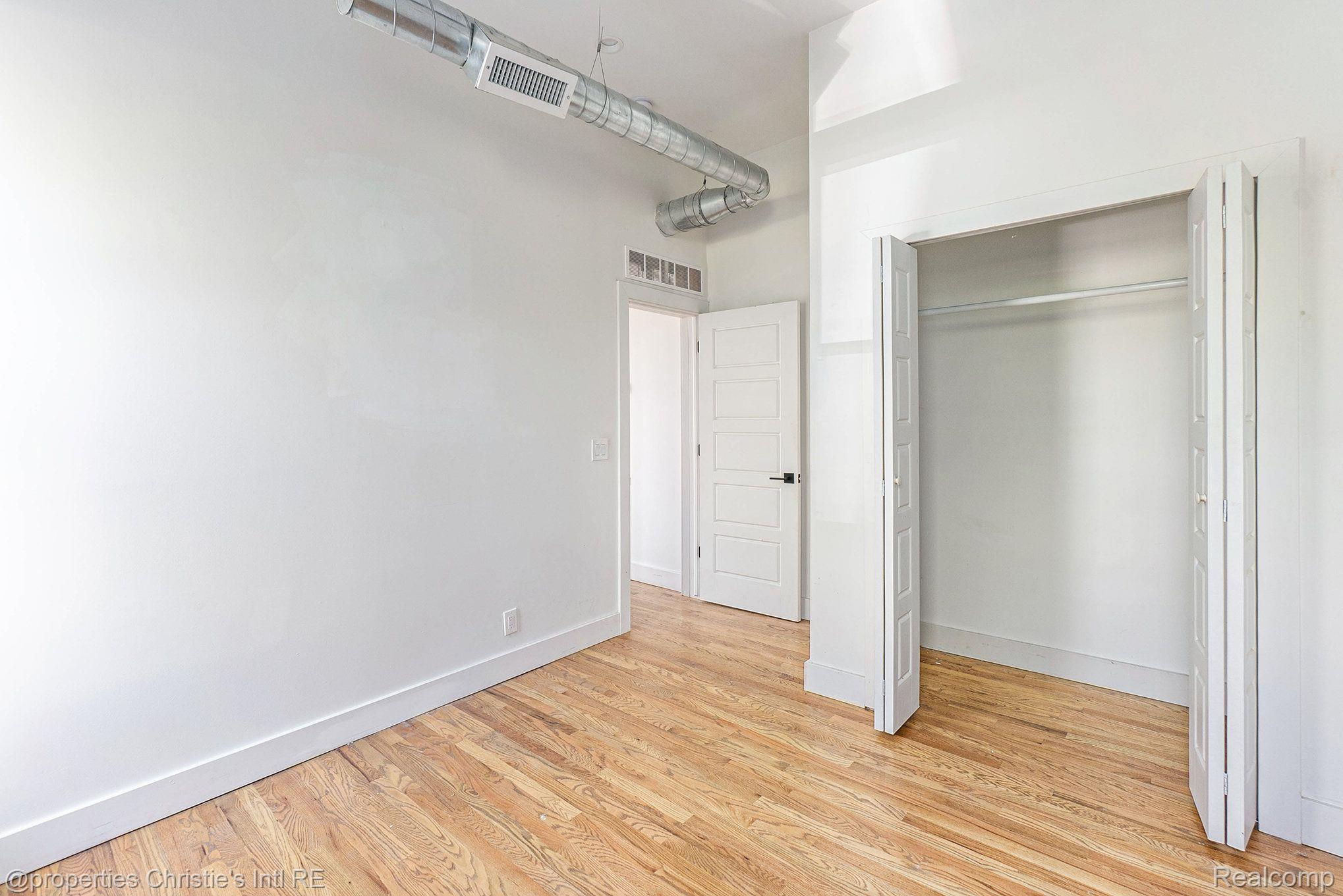 3143 TRUMBULL Street 102