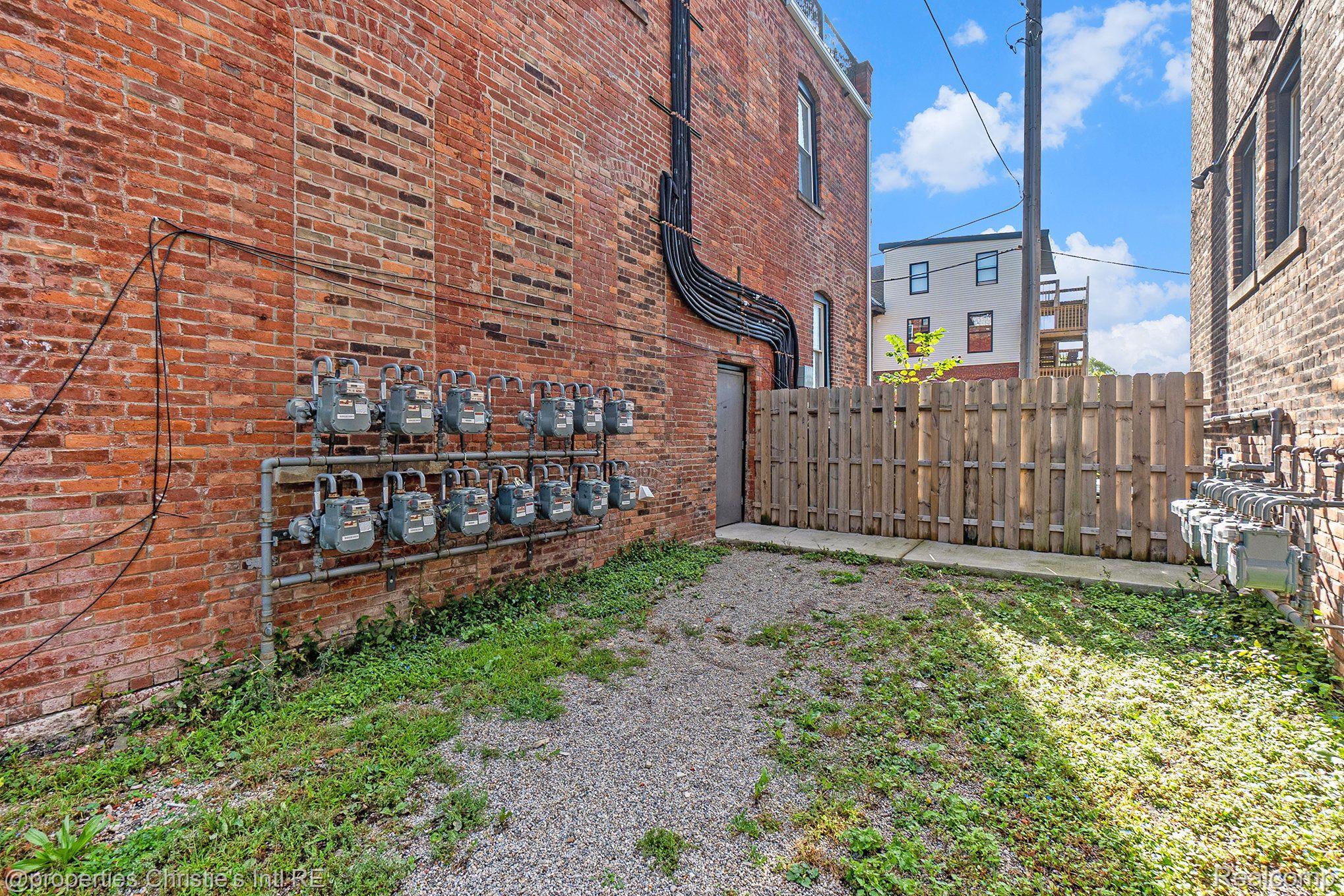 3143 TRUMBULL Street 102