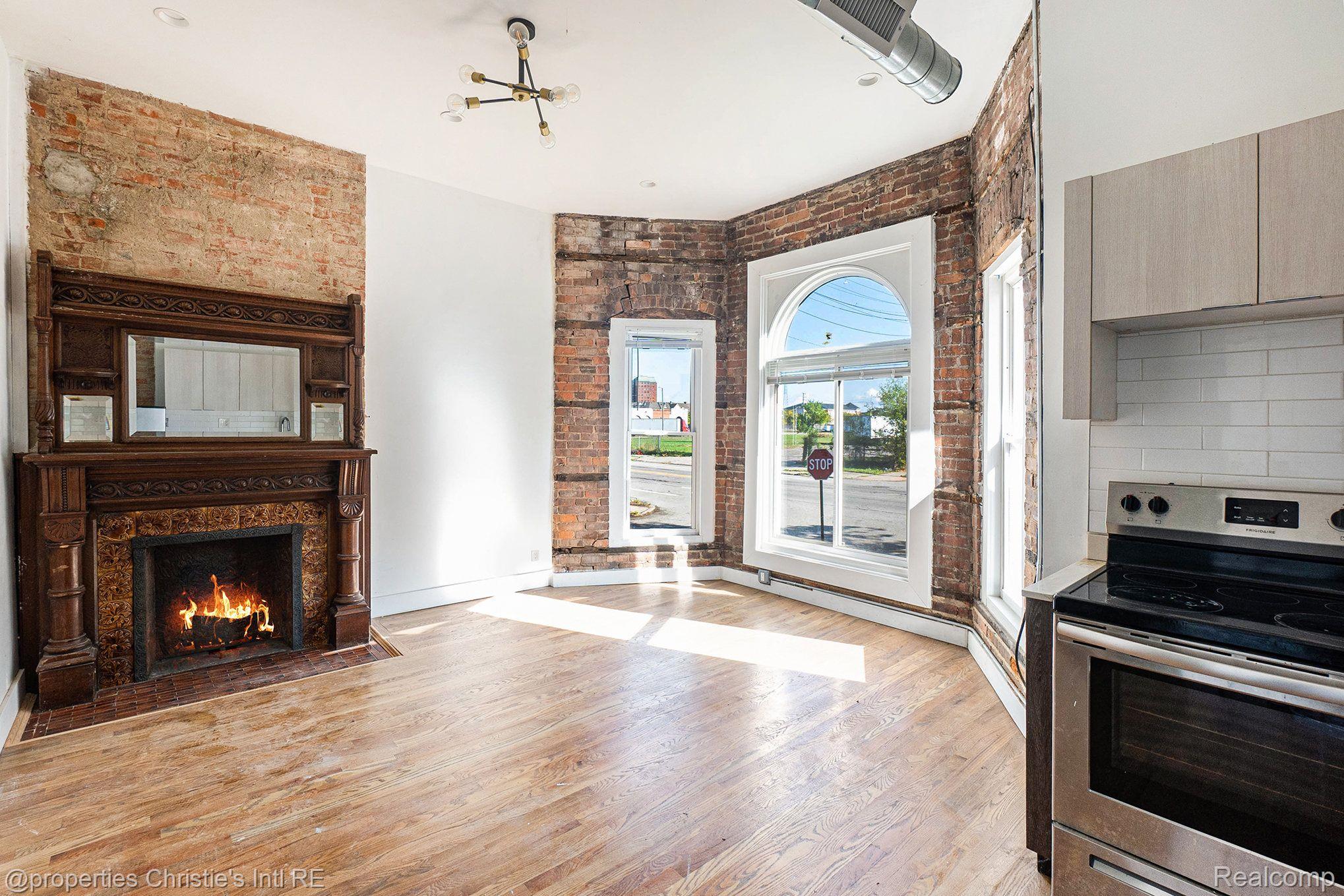 3143 TRUMBULL Street 102