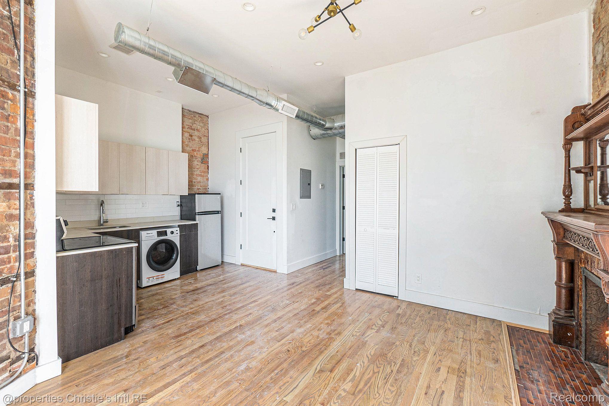 3143 TRUMBULL Street 102