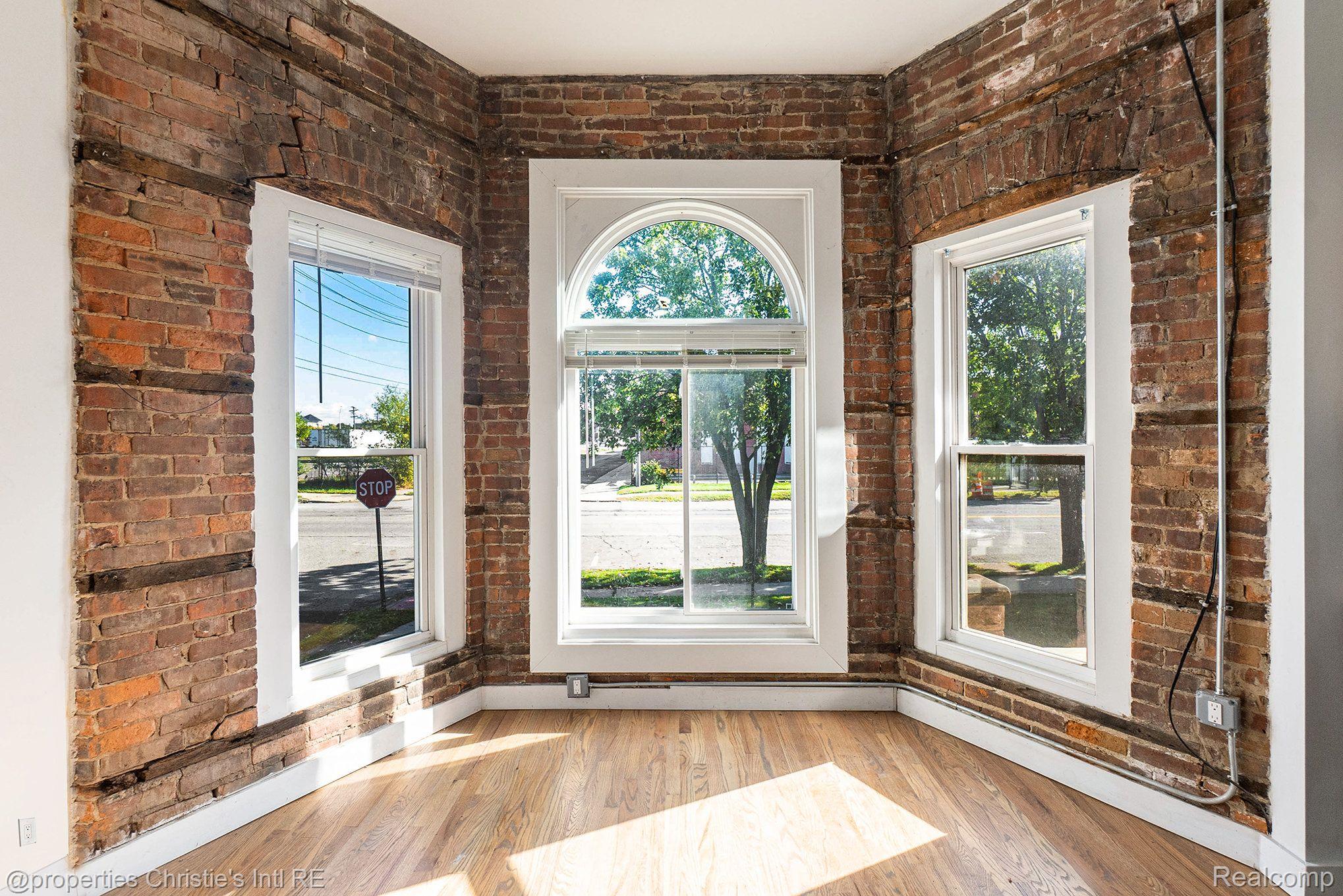 3143 TRUMBULL Street 102