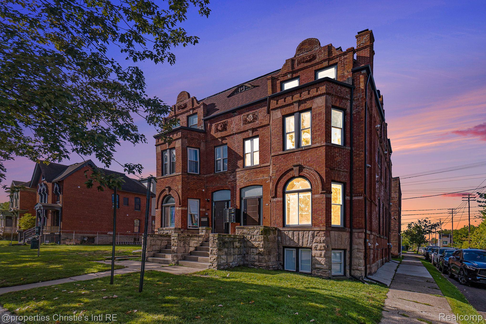 3143 TRUMBULL Street 102