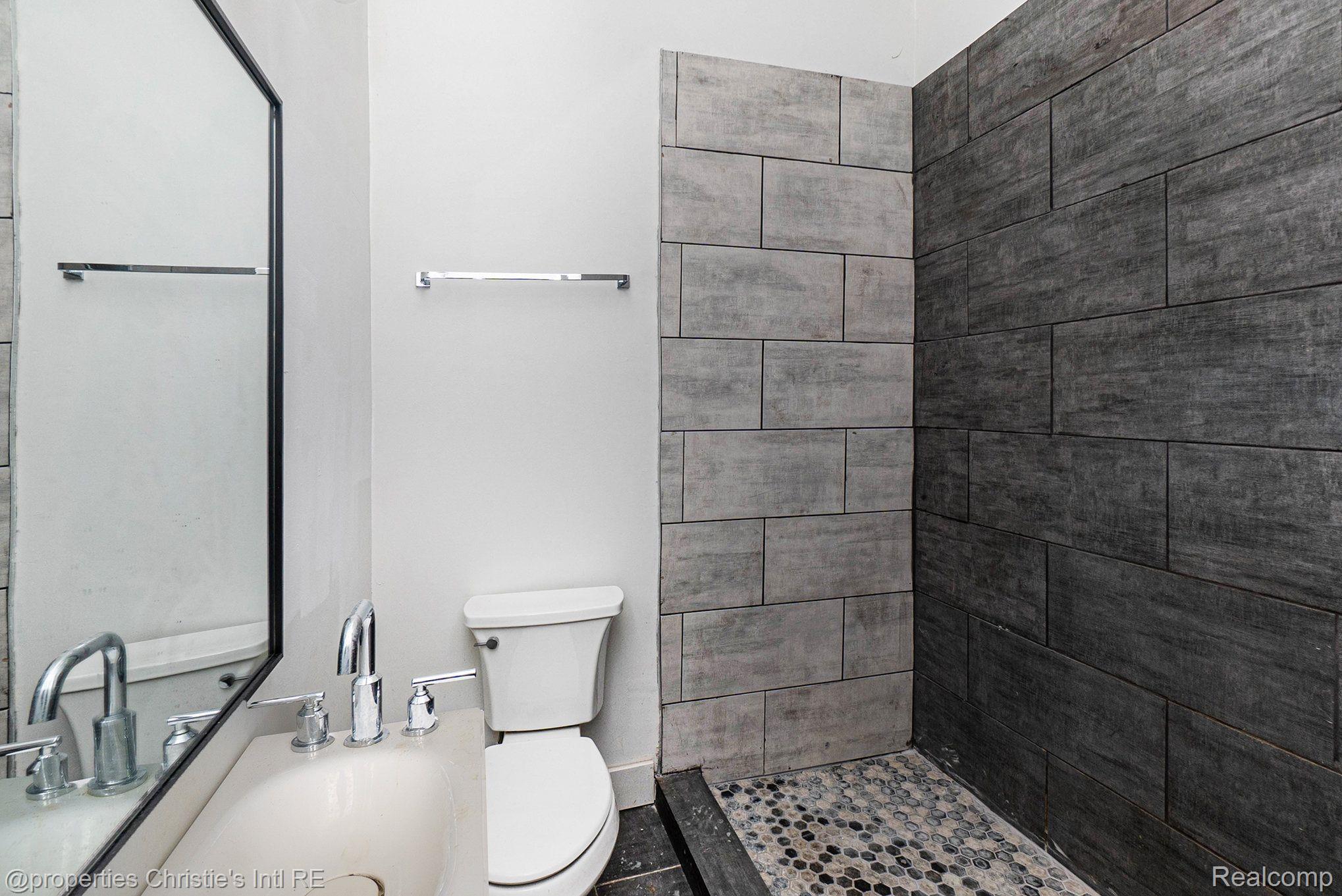 3143 TRUMBULL Street 102