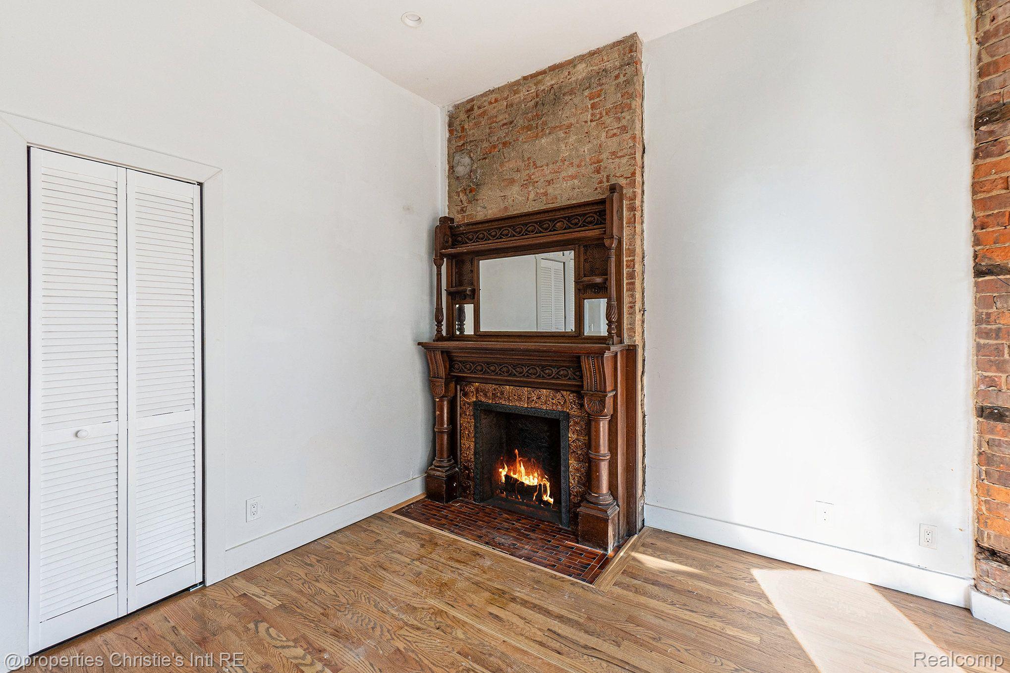3143 TRUMBULL Street 102