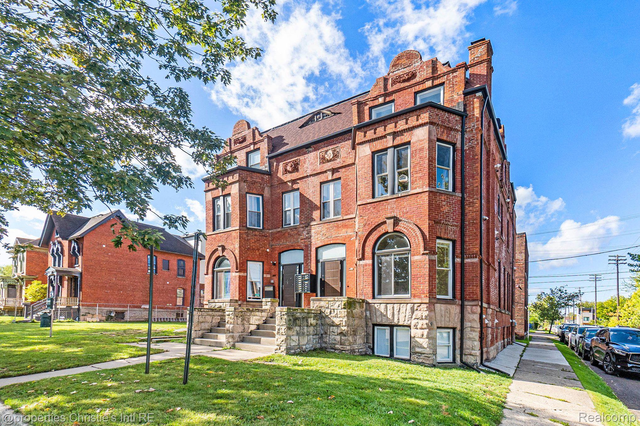 3143 TRUMBULL Street 102