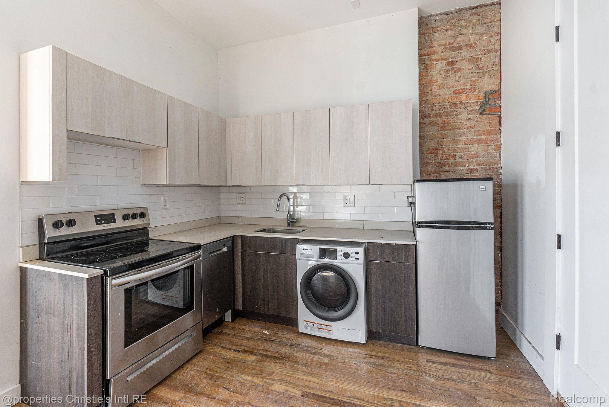 3143 TRUMBULL Street 102