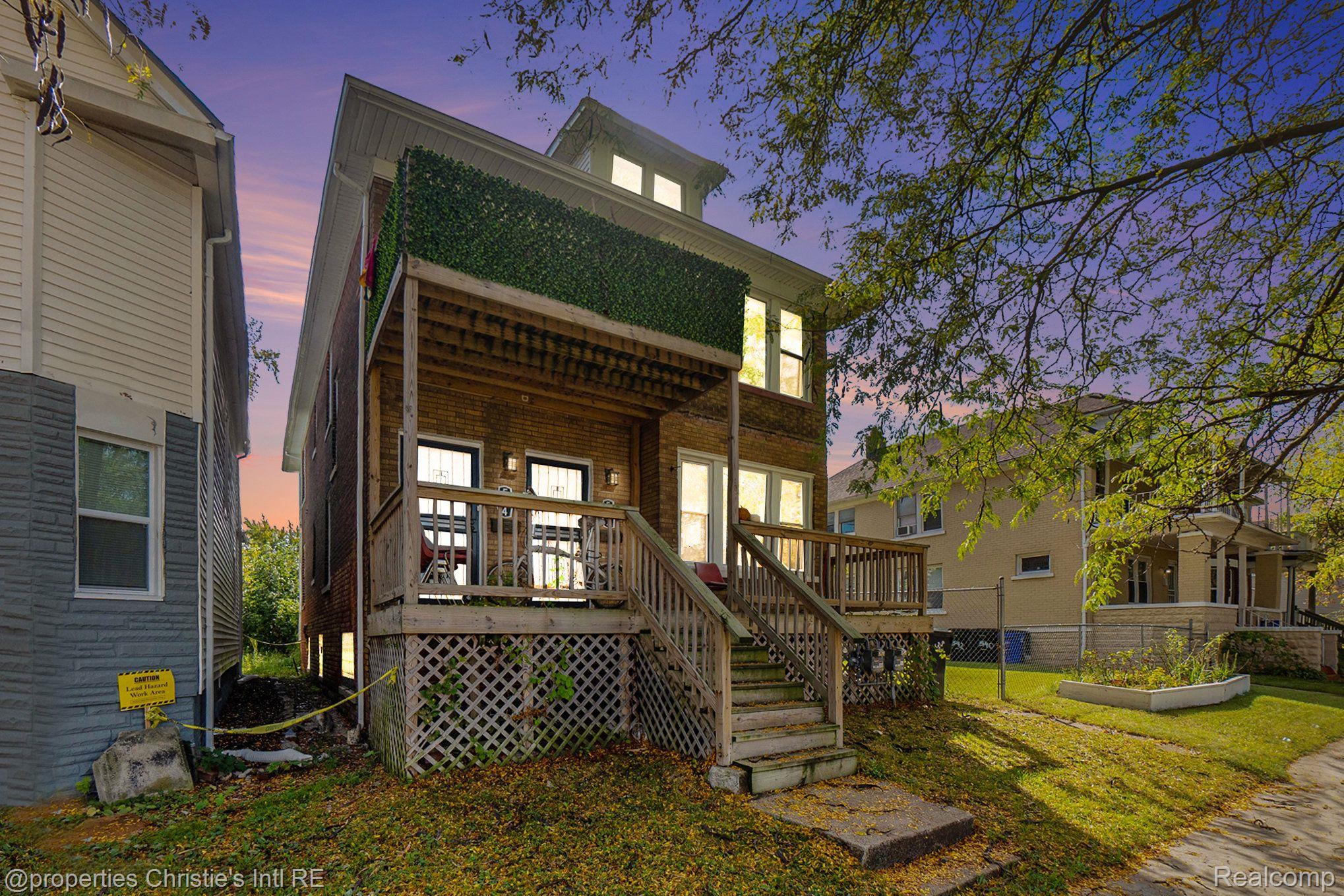 552 HOLBROOK Street