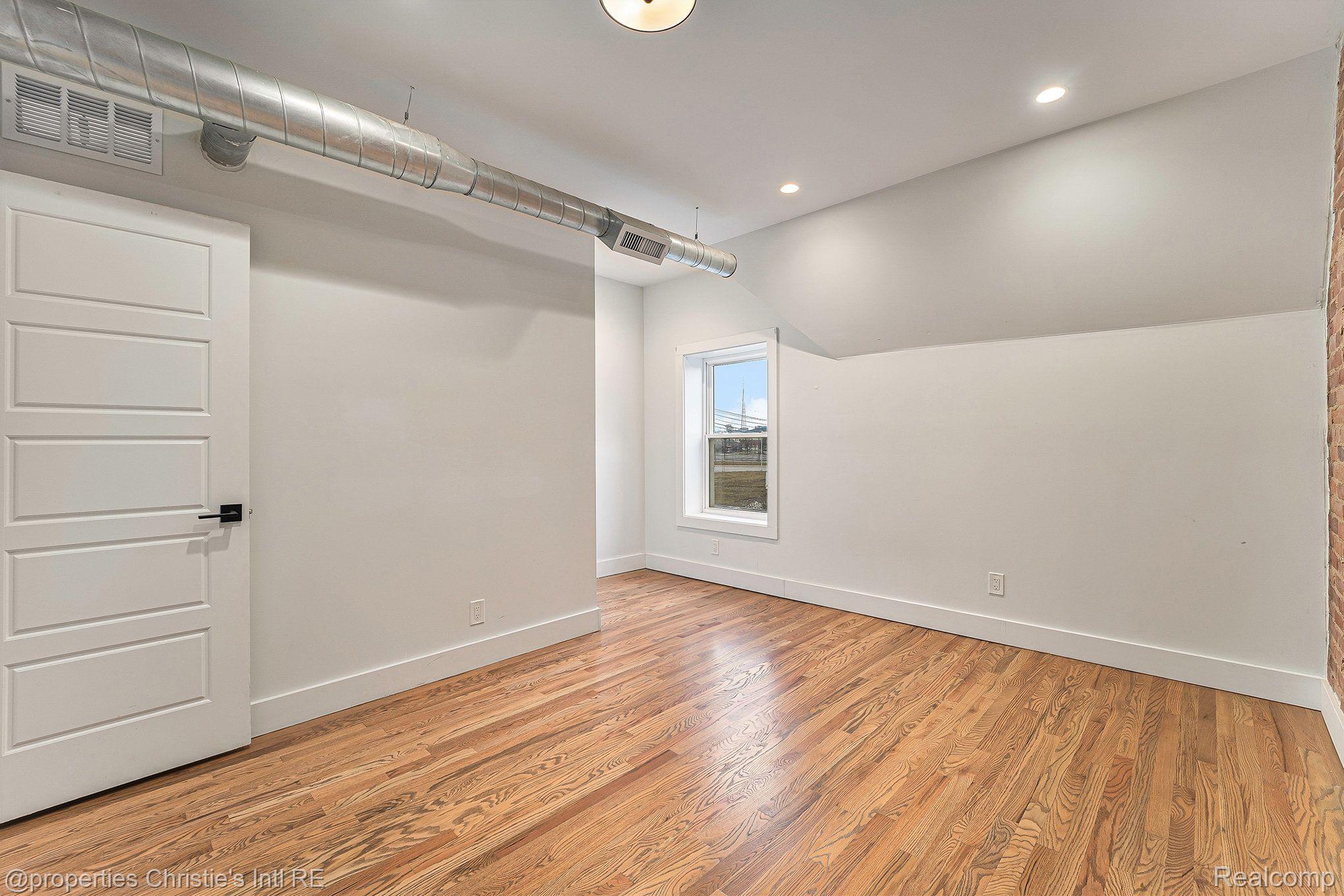 3143 TRUMBULL Street 302