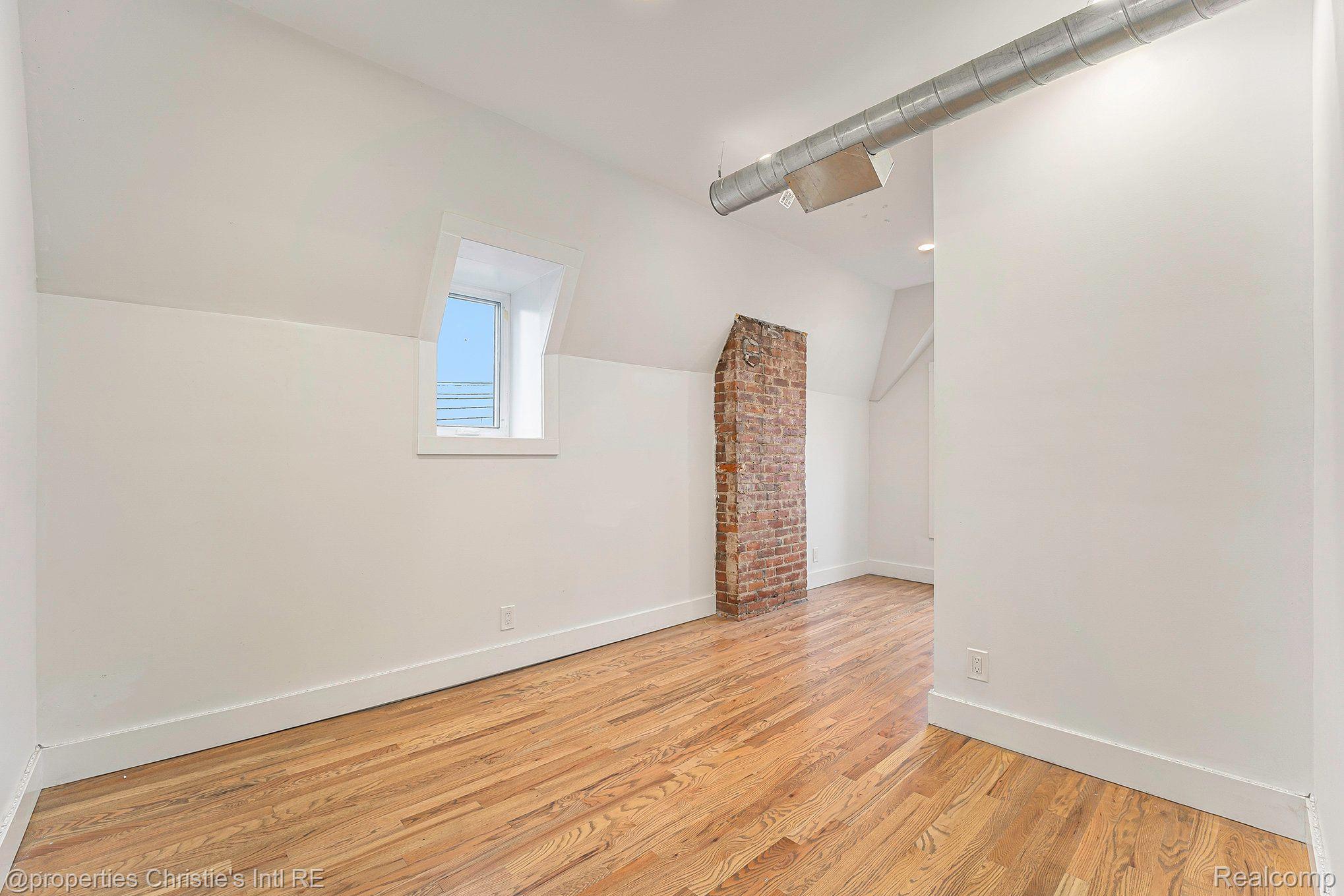 3143 TRUMBULL Street 302