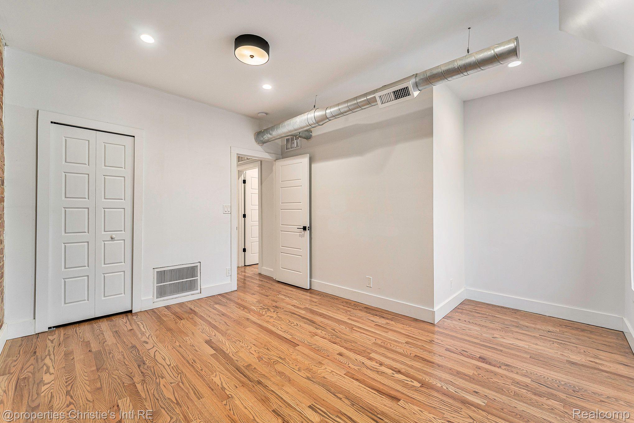 3143 TRUMBULL Street 302