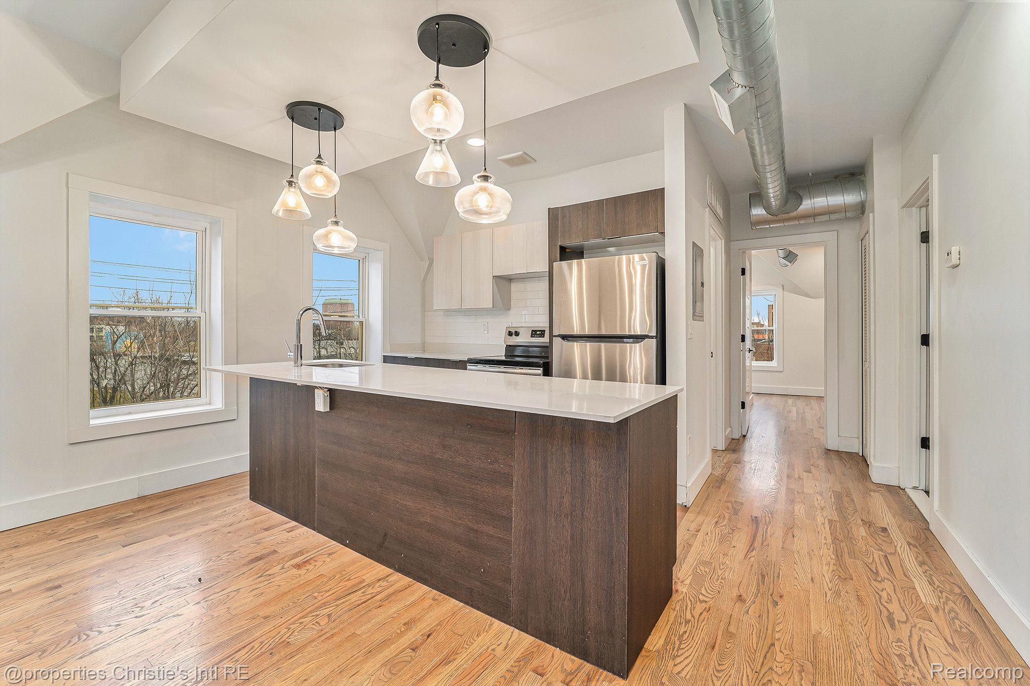 3143 TRUMBULL Street 302